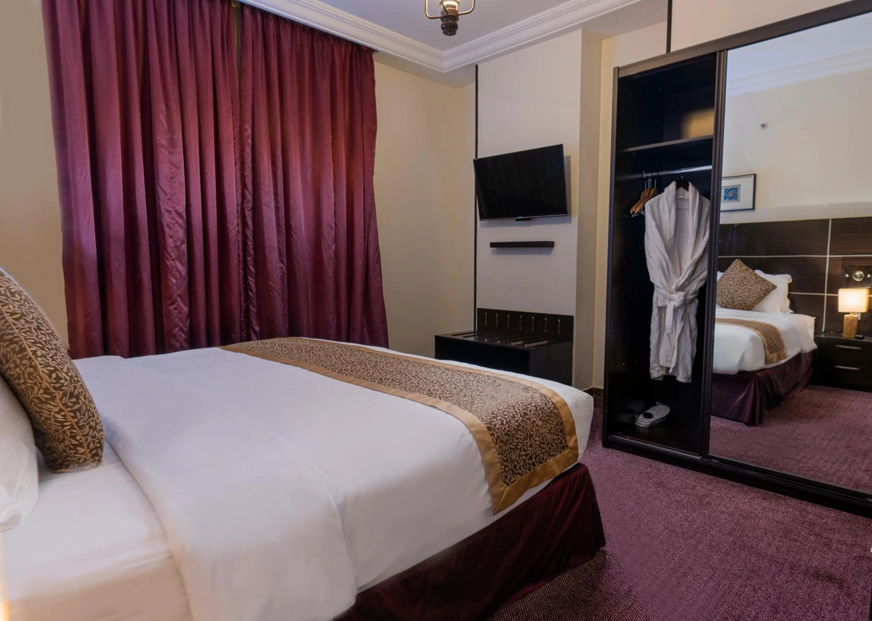 Executive One-Bedroom Apartment in شقق بلاتينيوم السبعين للشقق المخدومة