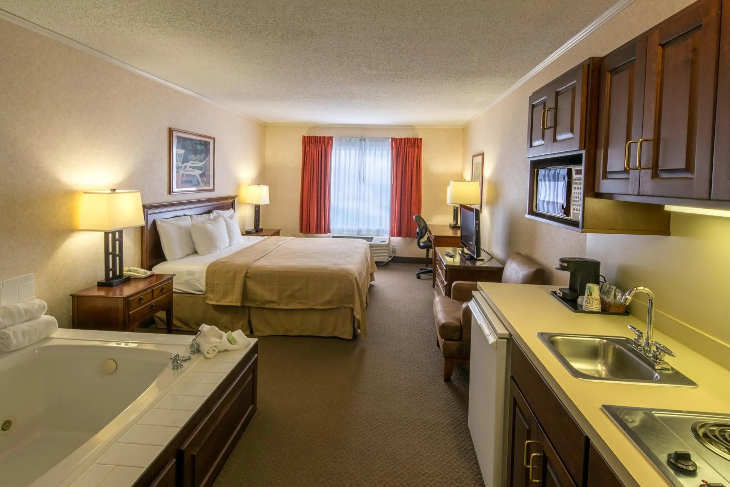 King Suite with Spa Bath - single occupancy in Coshocton Village Inn & Suites