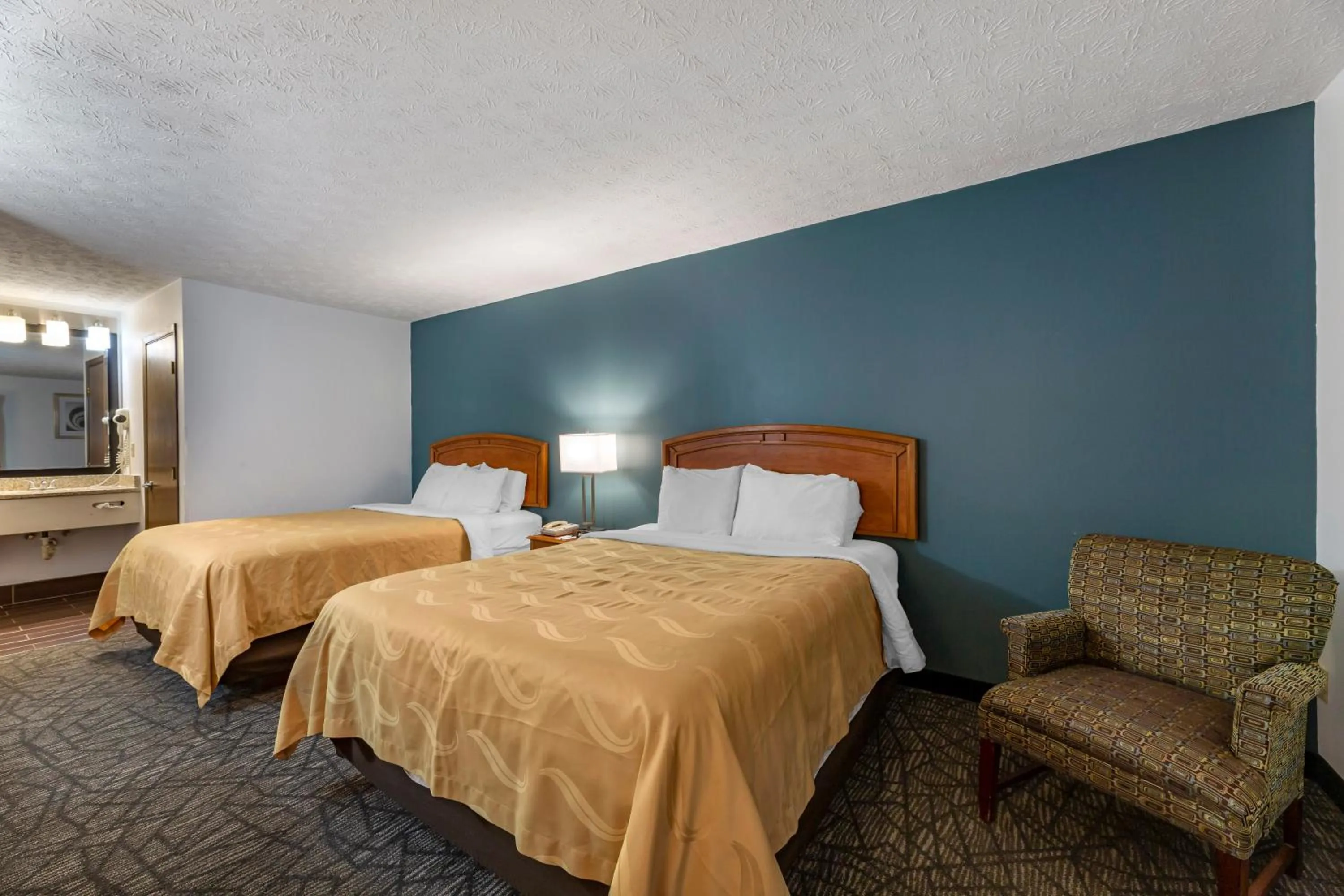 Queen Room with Two Queen Beds - Non-Smoking in Quality Inn Austintown-Youngstown West