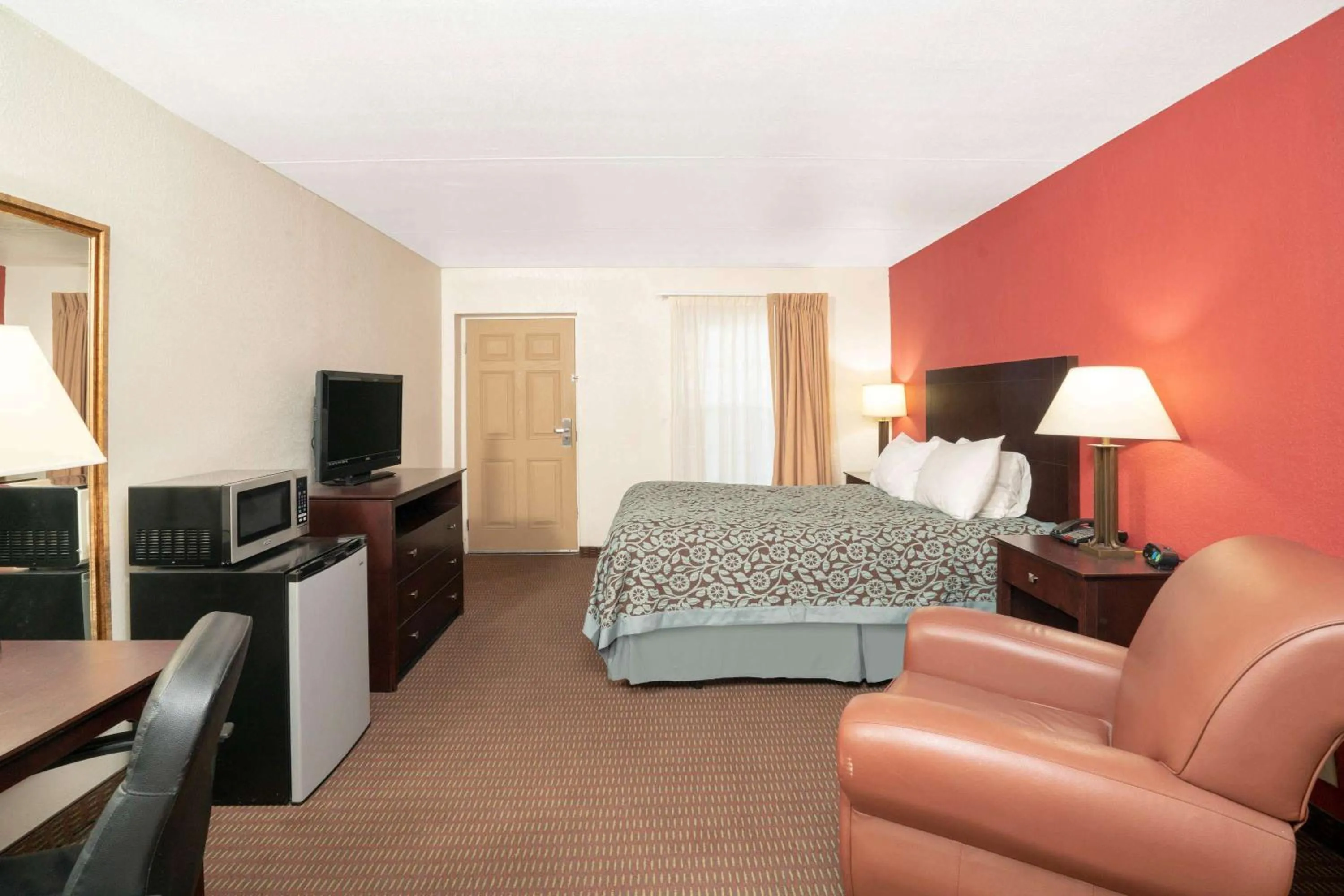 Queen Room - Non-Smoking in Days Inn by Wyndham Cave City