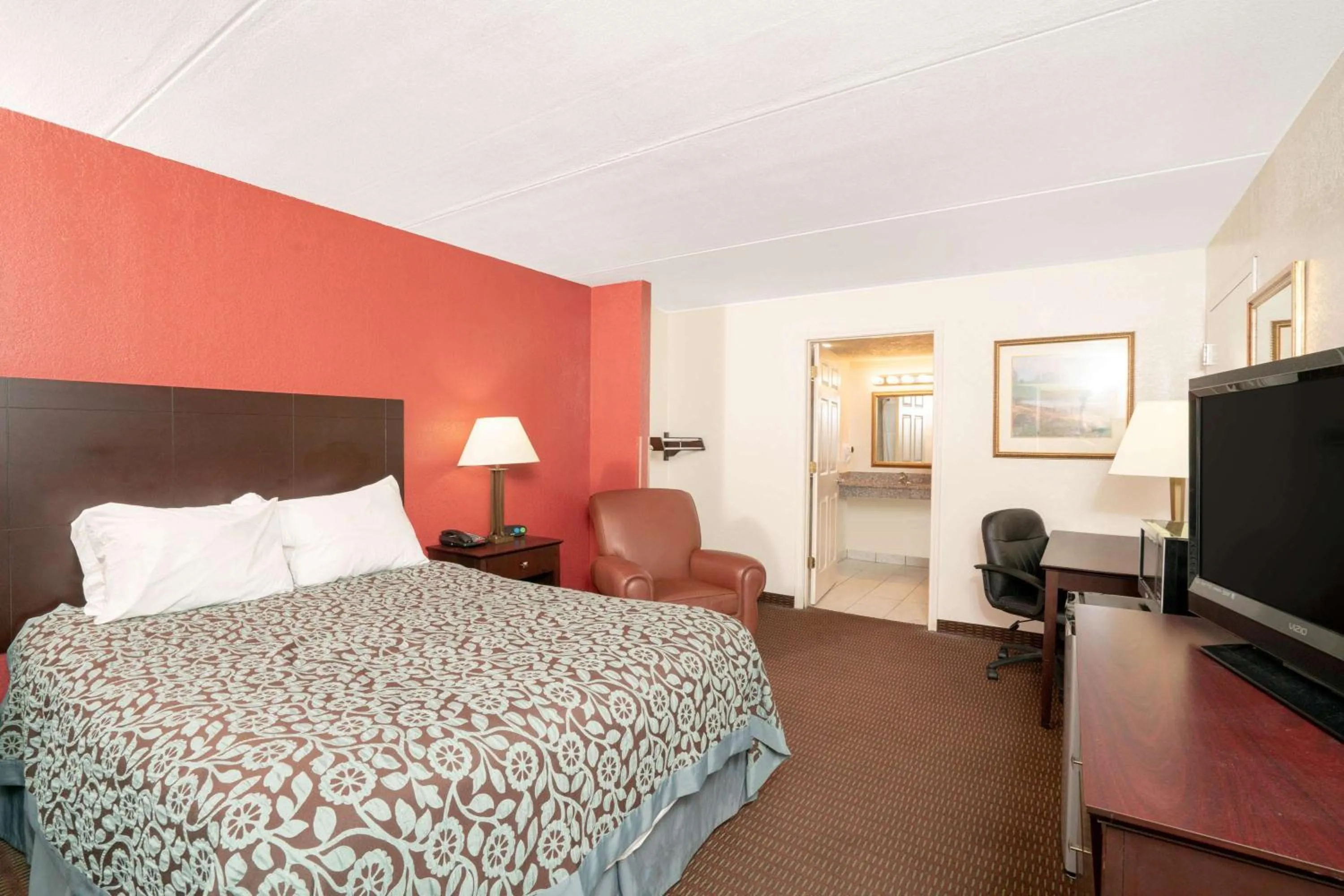 Queen Room - Accessible - Non-Smoking in Days Inn by Wyndham Cave City