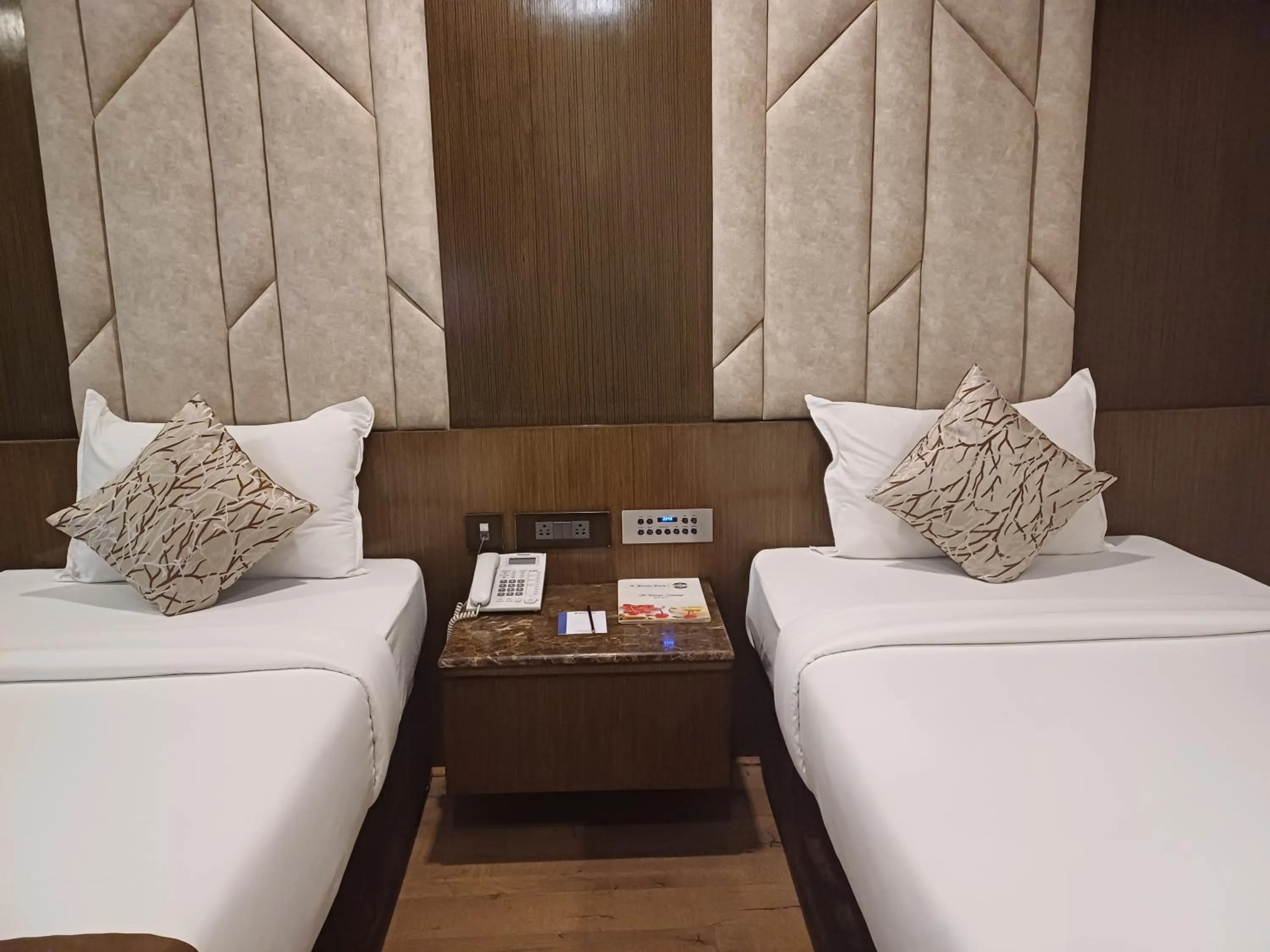 Deluxe Twin Room in Hotel Benzz Park Chennai