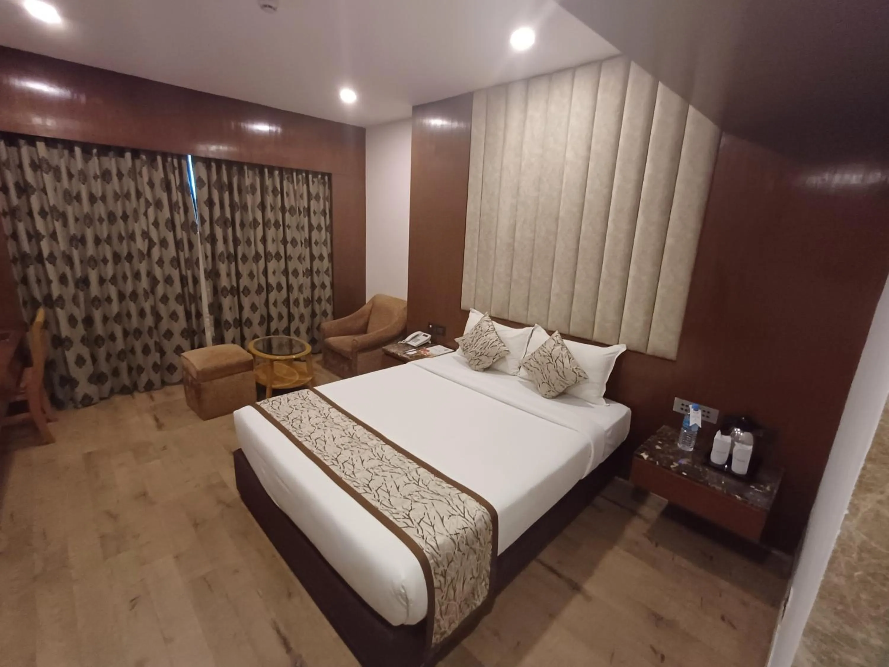 Deluxe Double Room in Hotel Benzz Park Chennai