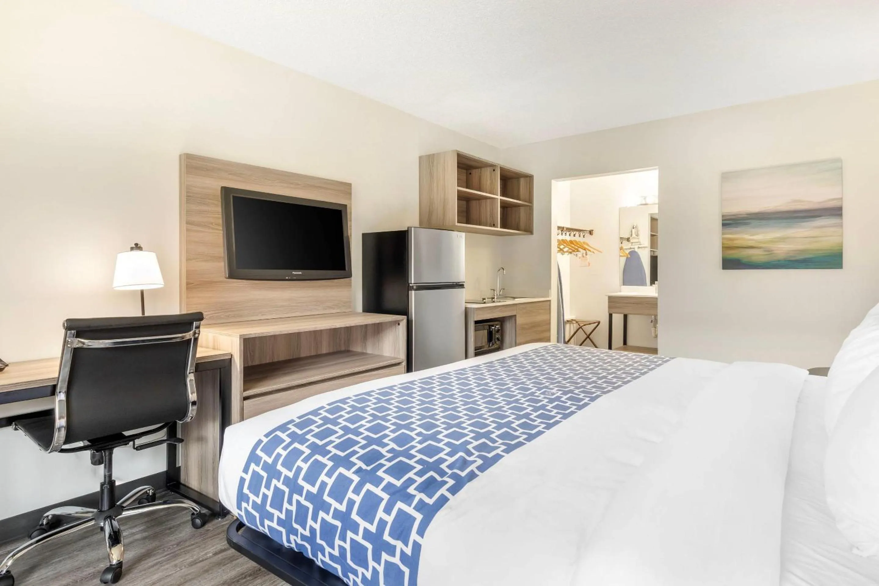 Efficiency King Room/Disability Access - Non Smoking/Exterior Hall in Suburban Studios Tysons Corner