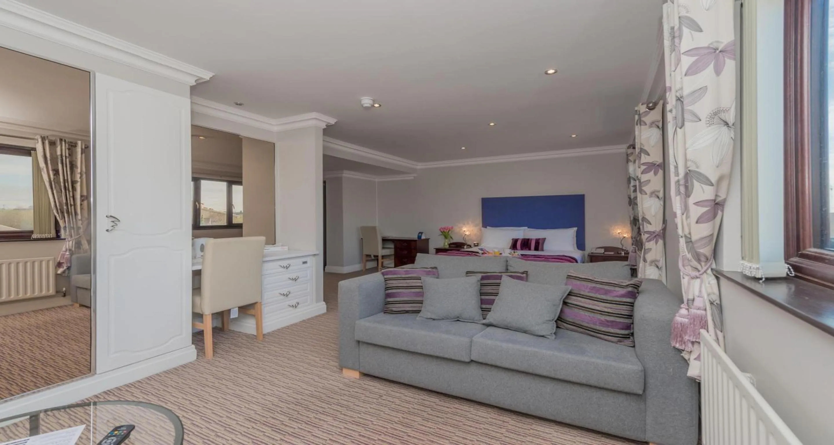 King Suite with Sofa Bed - Non-Smoking in Best Western Bradford Guide Post Hotel