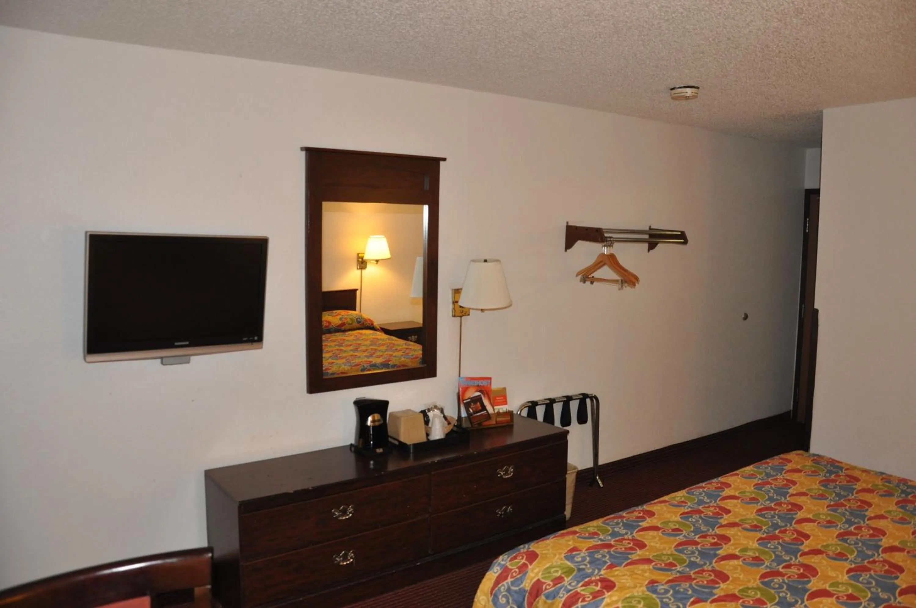 Queen Room in Heritage Inn