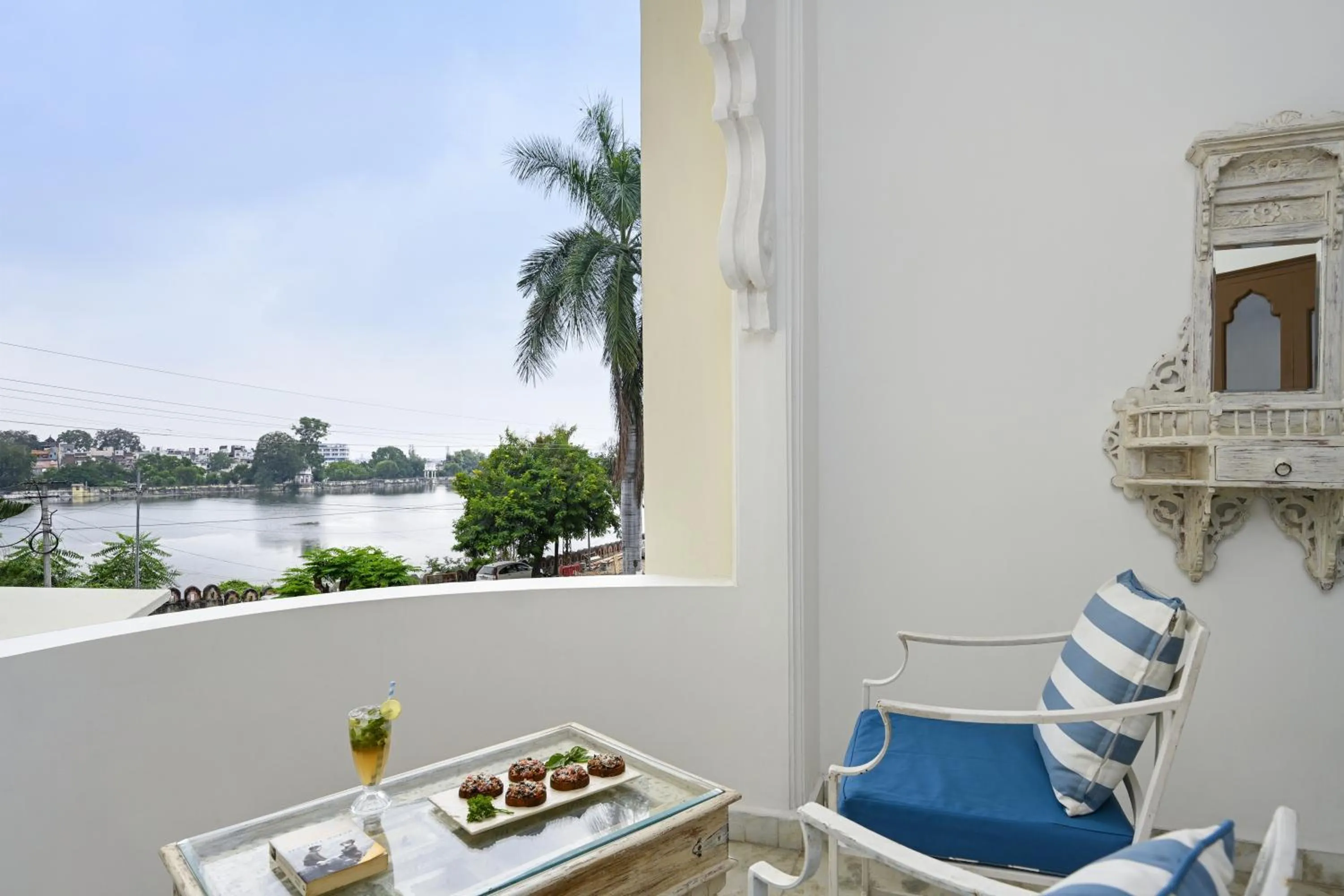 Suite with Lake View in Swaroop Vilas - Lake Facing Boutique Hotel