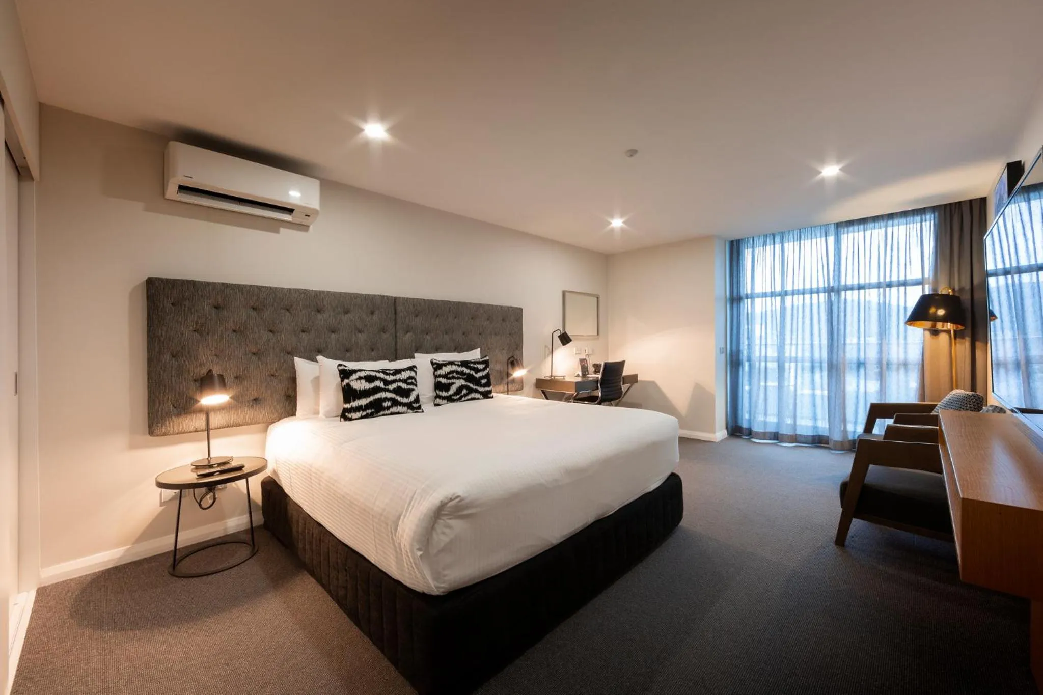 Superior King Room with Balcony in Avenue Hotel Canberra