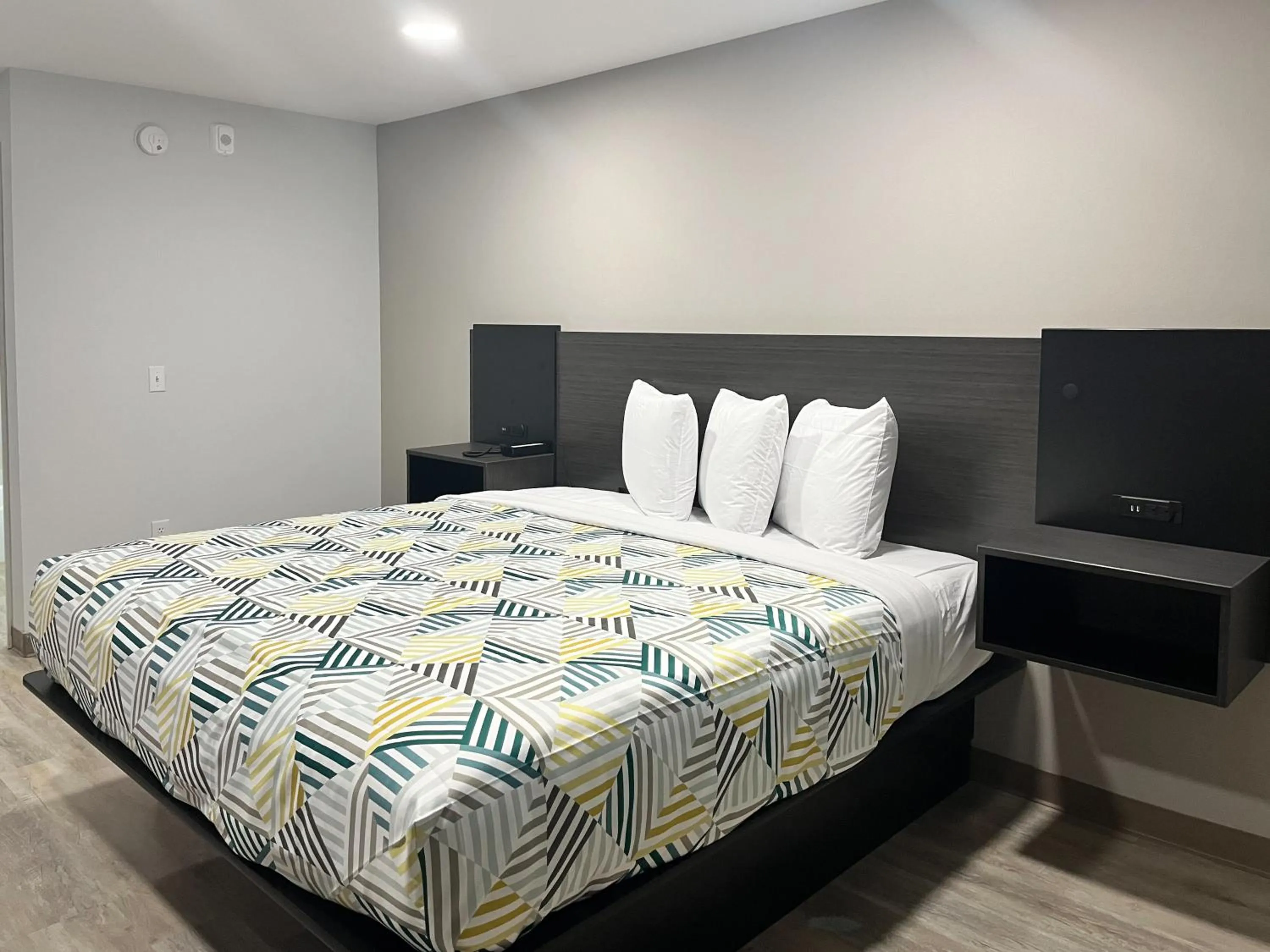 Deluxe King Room - Non-Smoking in Studio 6 Gonzales, LA Baton Rouge Geismar Prairieville I 10