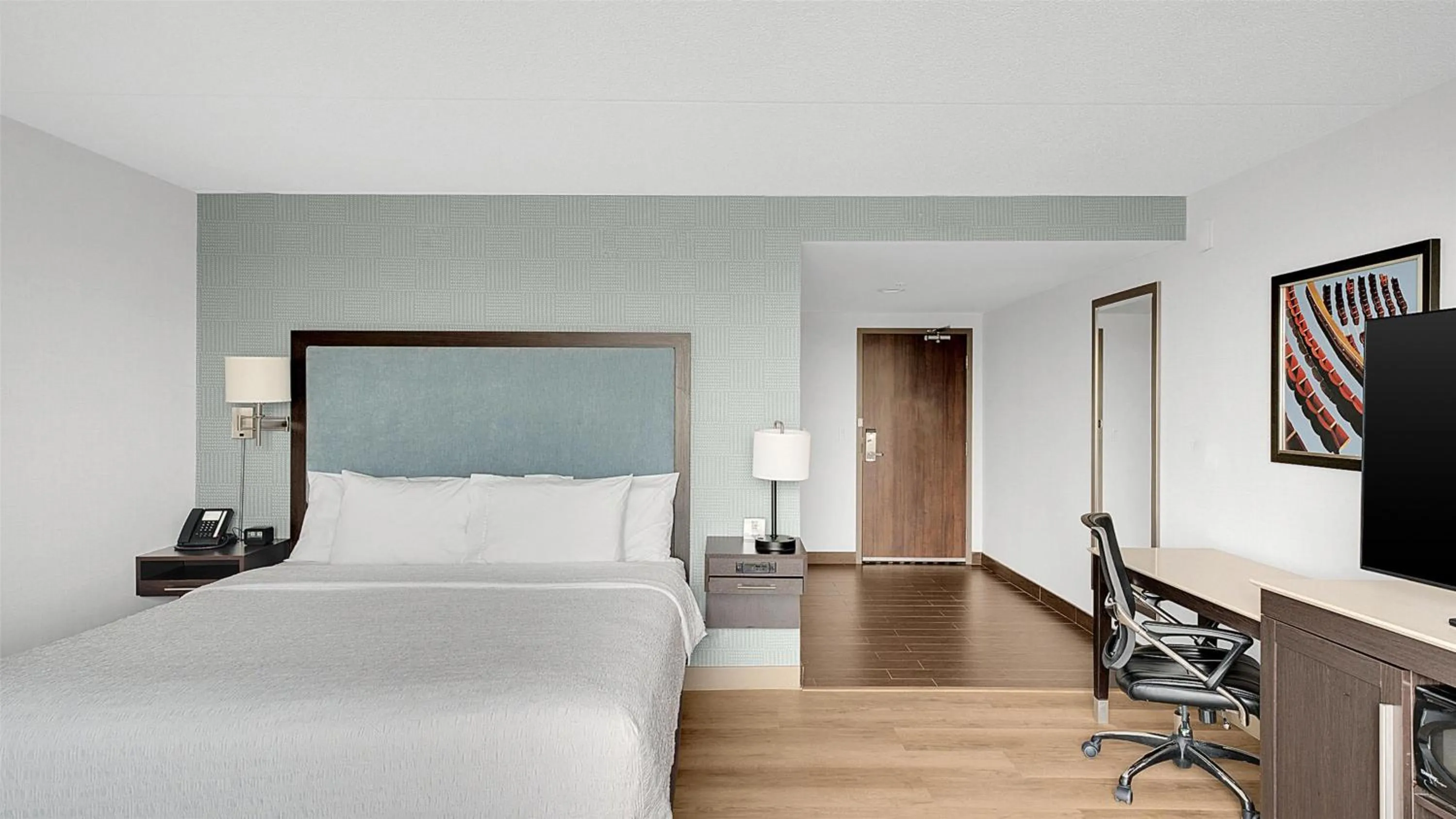 King Room with Roll-In Shower - Mobility and Hearing Access/Non-Smoking in Hampton Inn & Suites by Hilton Toronto Markham