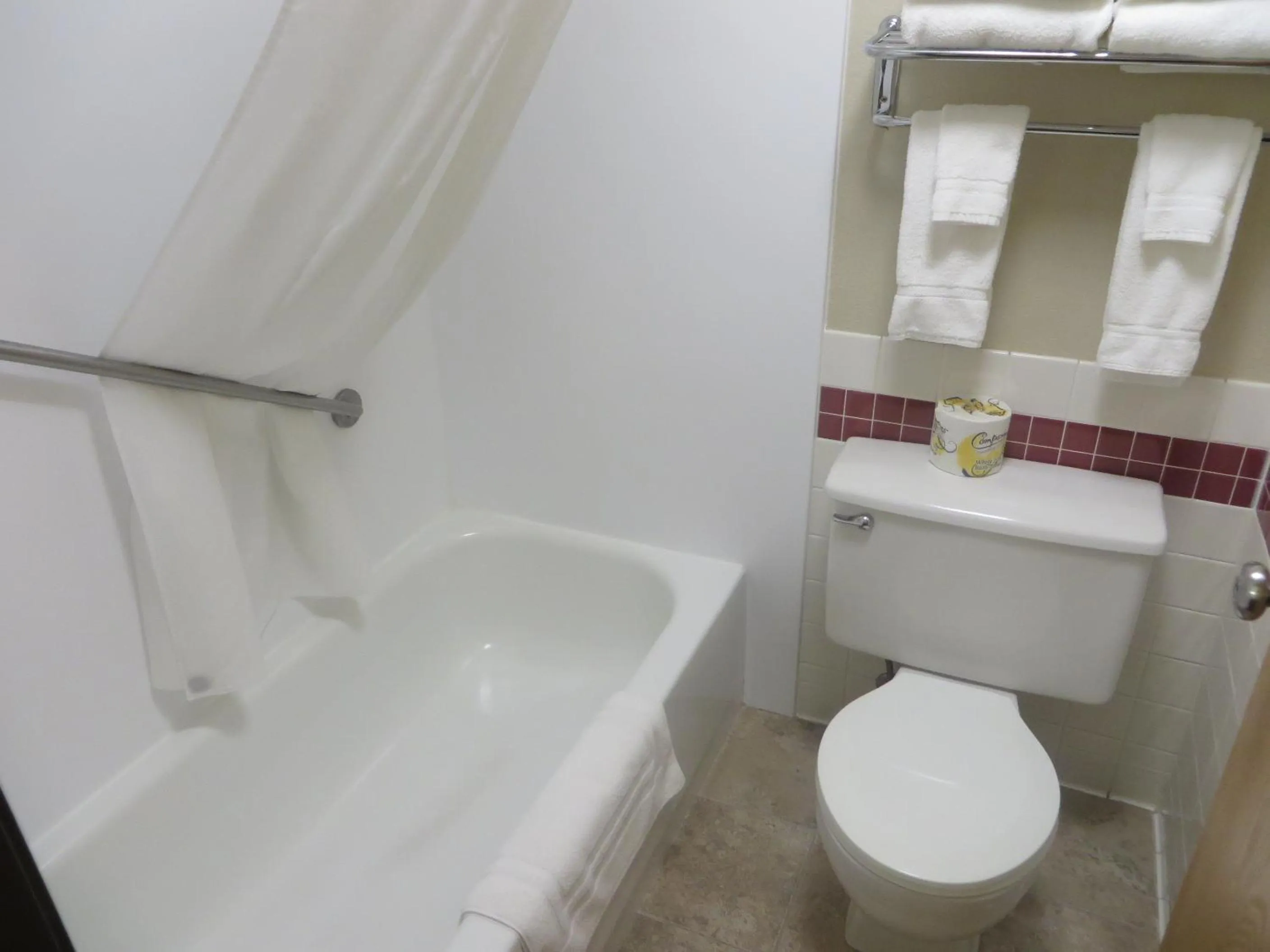 Queen Room - Non-Smoking in AmericInn by Wyndham Worthington