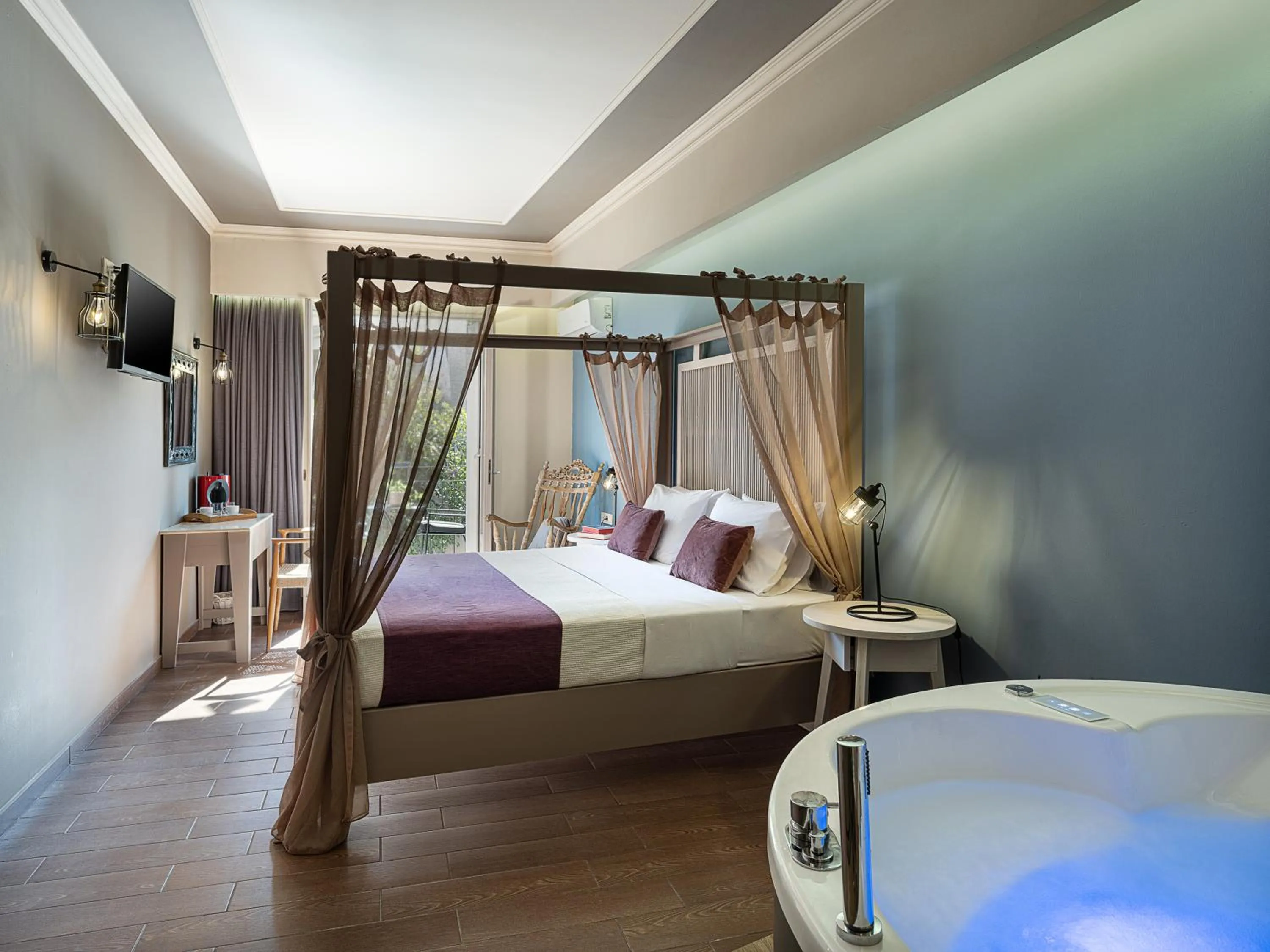 Deluxe room with Balcony and Hot Tub in Elia Potie