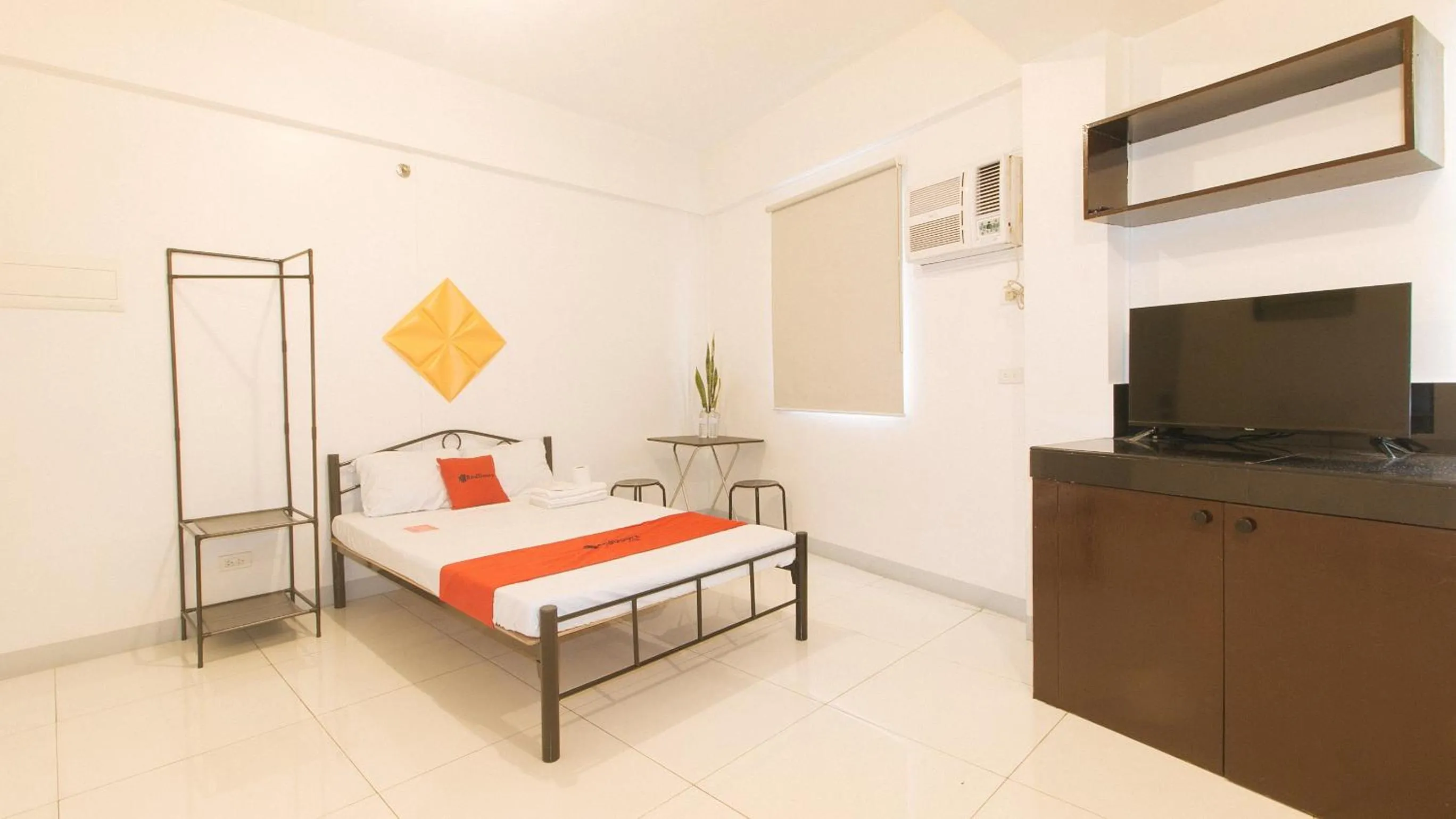 RedDoorz @ The Vjour Hotel Makati