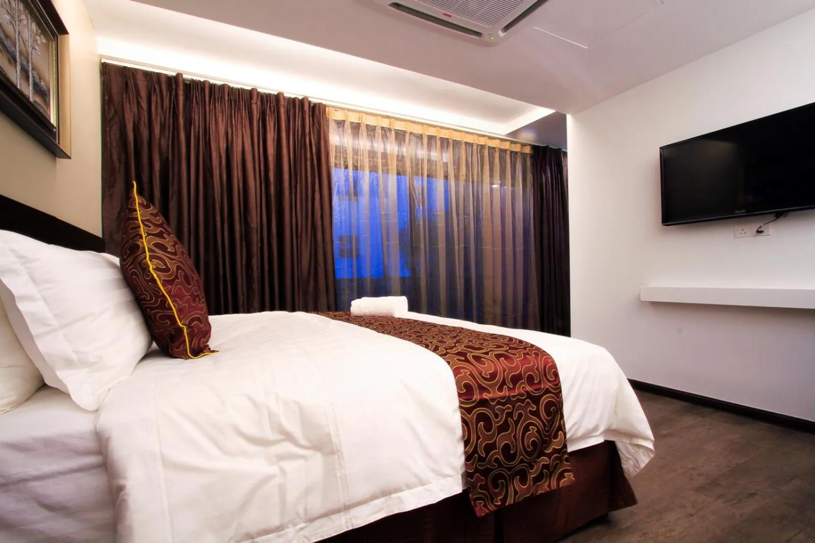  Excutive King Room with Balcony in J Suites Hotel