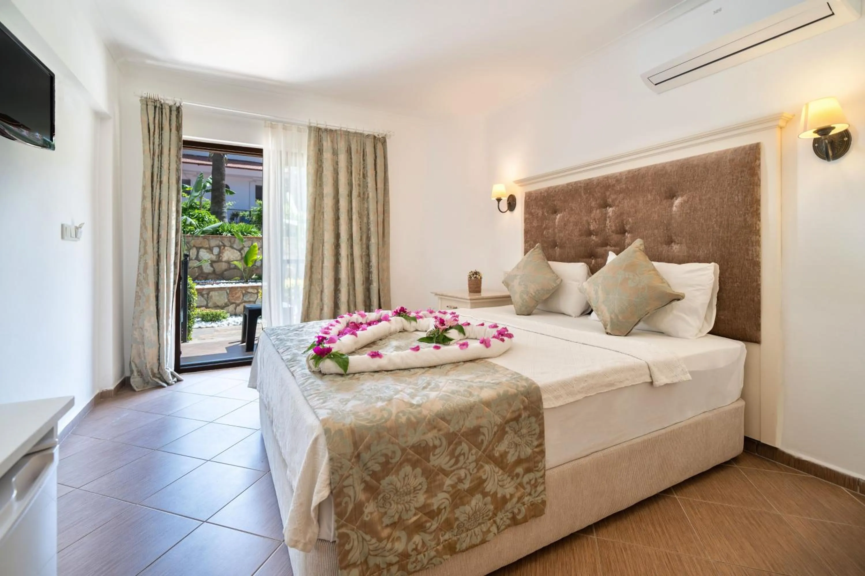 Budget Double Room in Ata Lagoon Beach Hotel