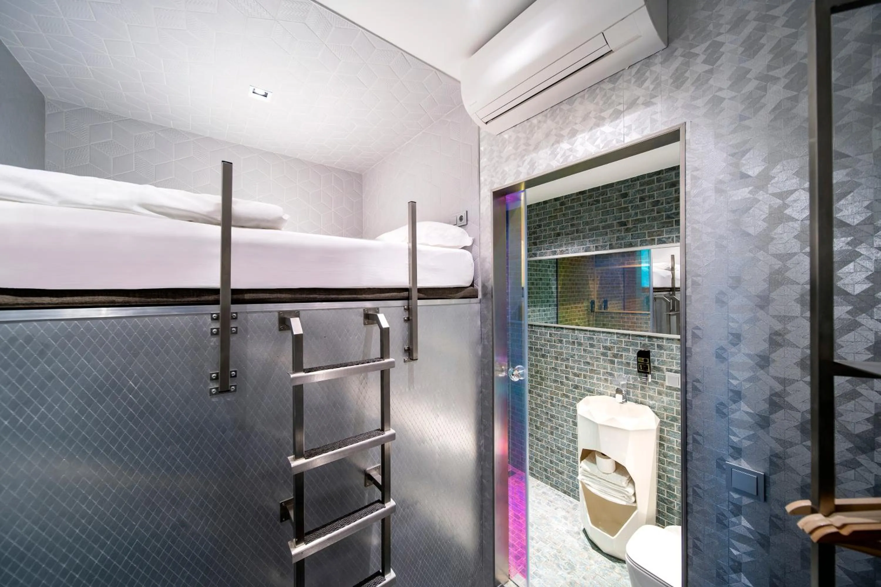Double Upper Capsule with Shower No Window in Diamond Capsule Hotel Amsterdam South
