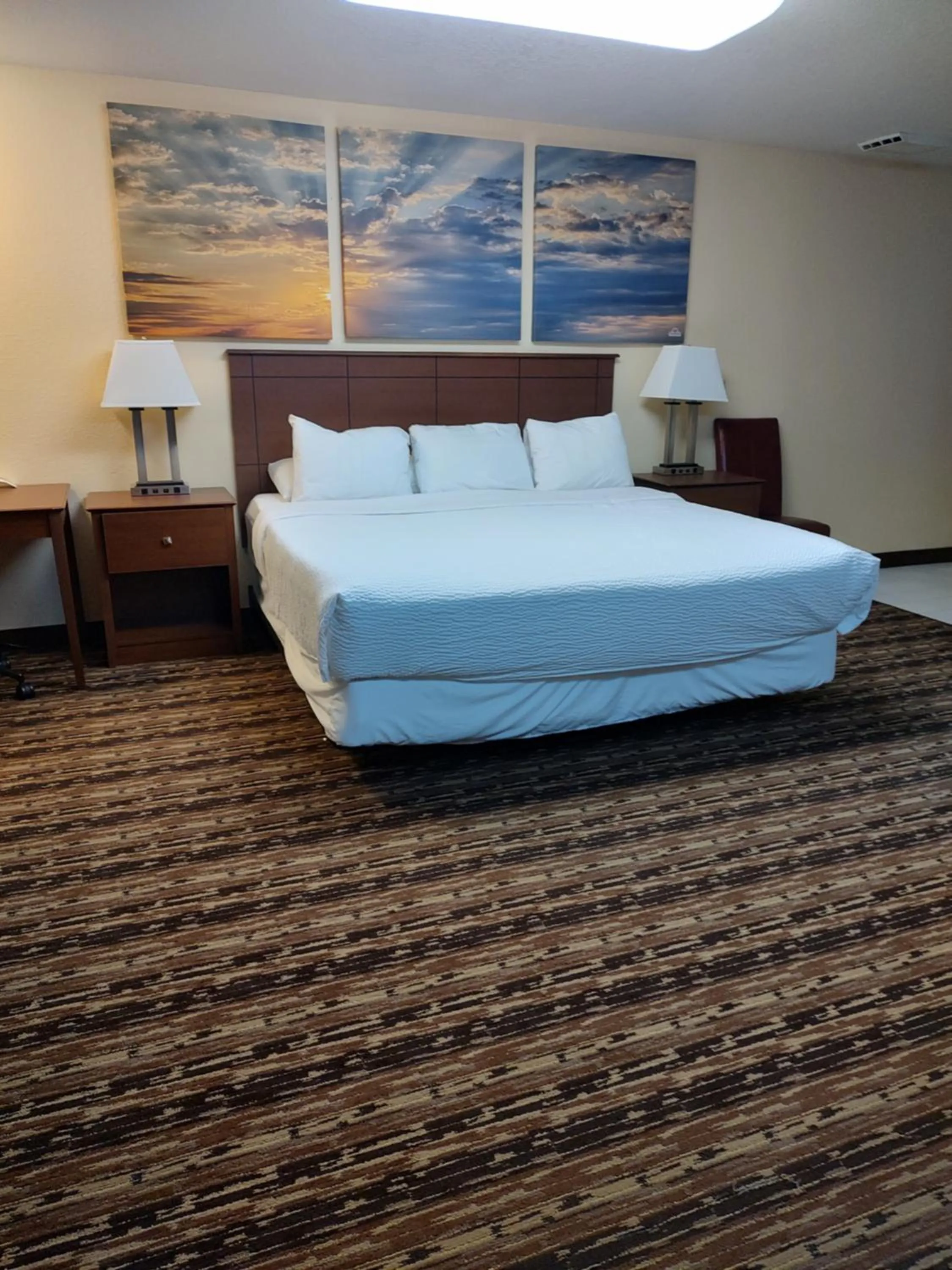 King Studio Suite - Non-Smoking in Days Inn & Suites by Wyndham Fargo 19th Ave/Airport Dome