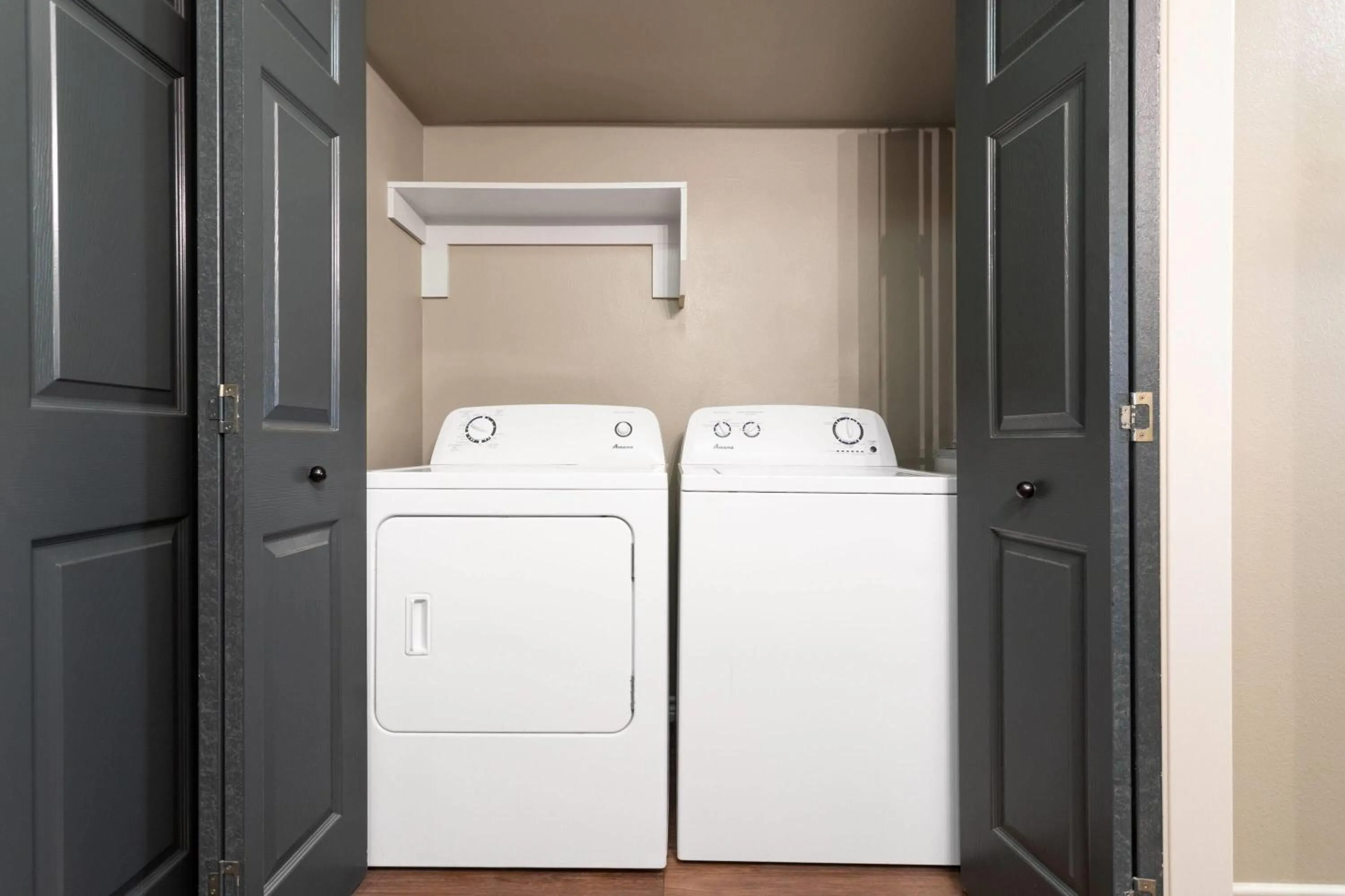 One-Bedroom Queen Suite with Mobility Access and Roll-In Shower, Non-Smoking in Eagle's Den Suites Carrizo Springs a Travelodge by Wyndham