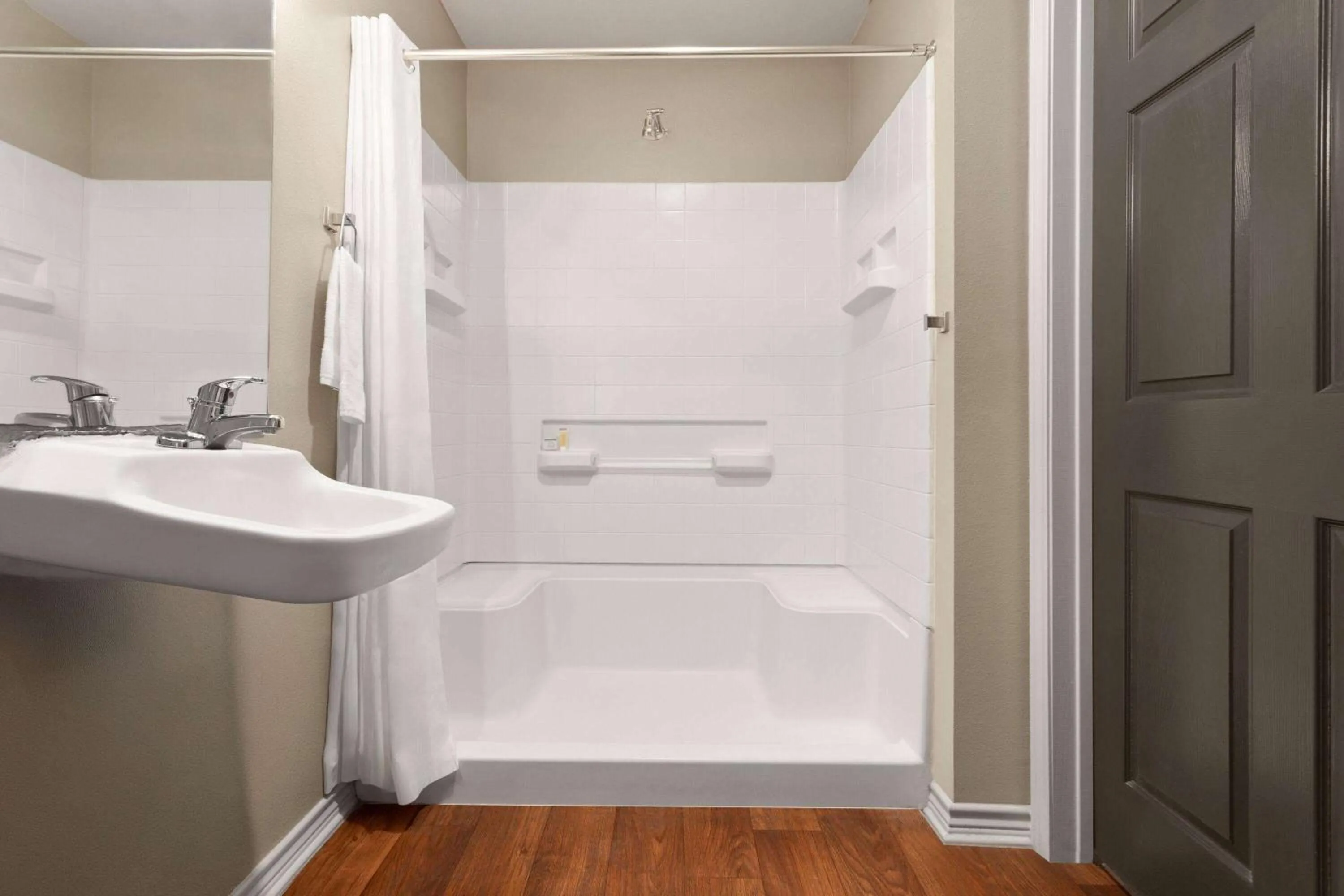 One-Bedroom Queen Suite with Mobility Access and Roll-In Shower, Non-Smoking in Eagle's Den Suites Cotulla a Travelodge by Wyndham