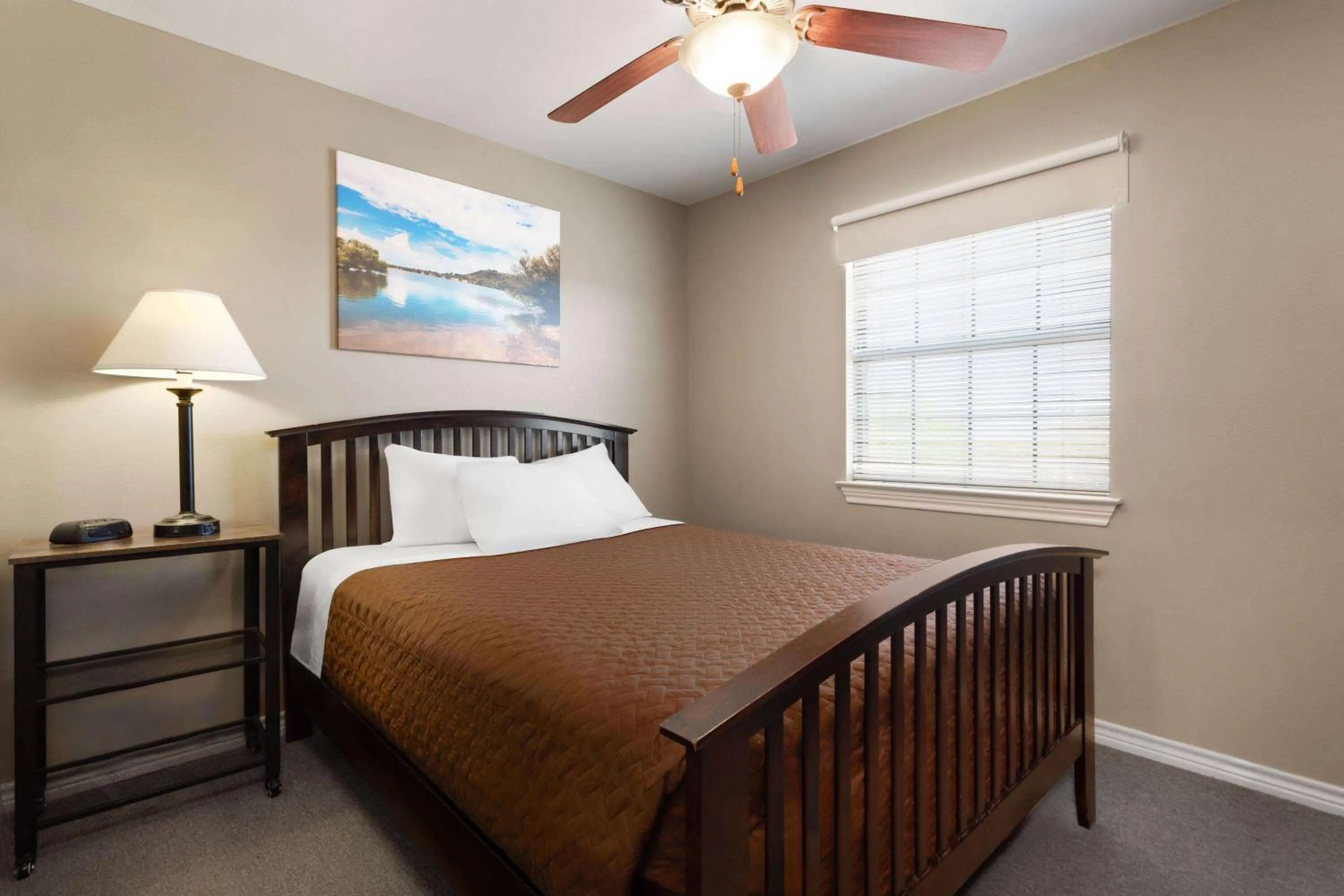 One-Bedroom Queen Suite, Non-Smoking in Eagle's Den Suites Cotulla a Travelodge by Wyndham
