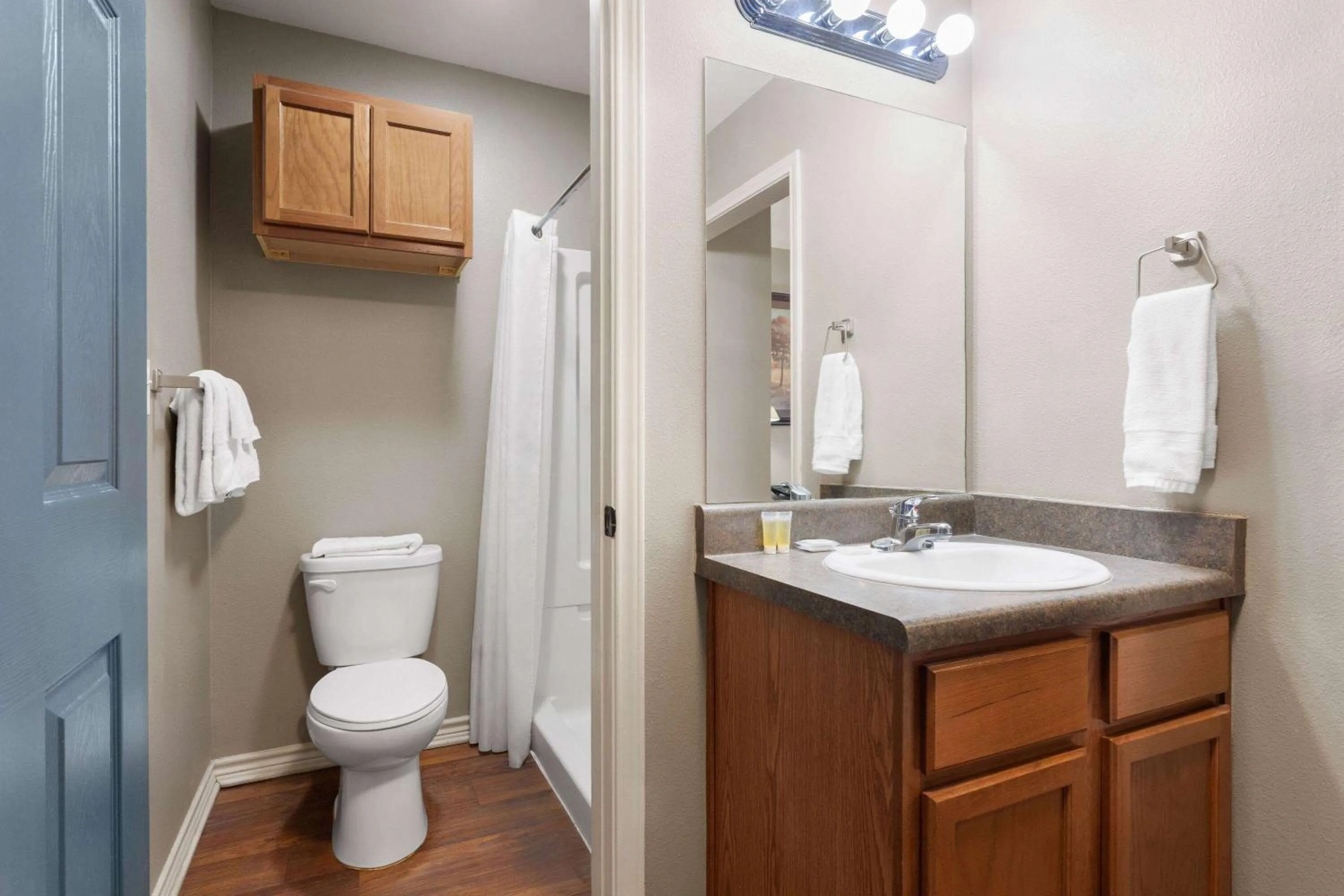 One-Bedroom Queen Suite - Non-Smoking in Eagle's Den Three Rivers Texas a Travelodge by Wyndham