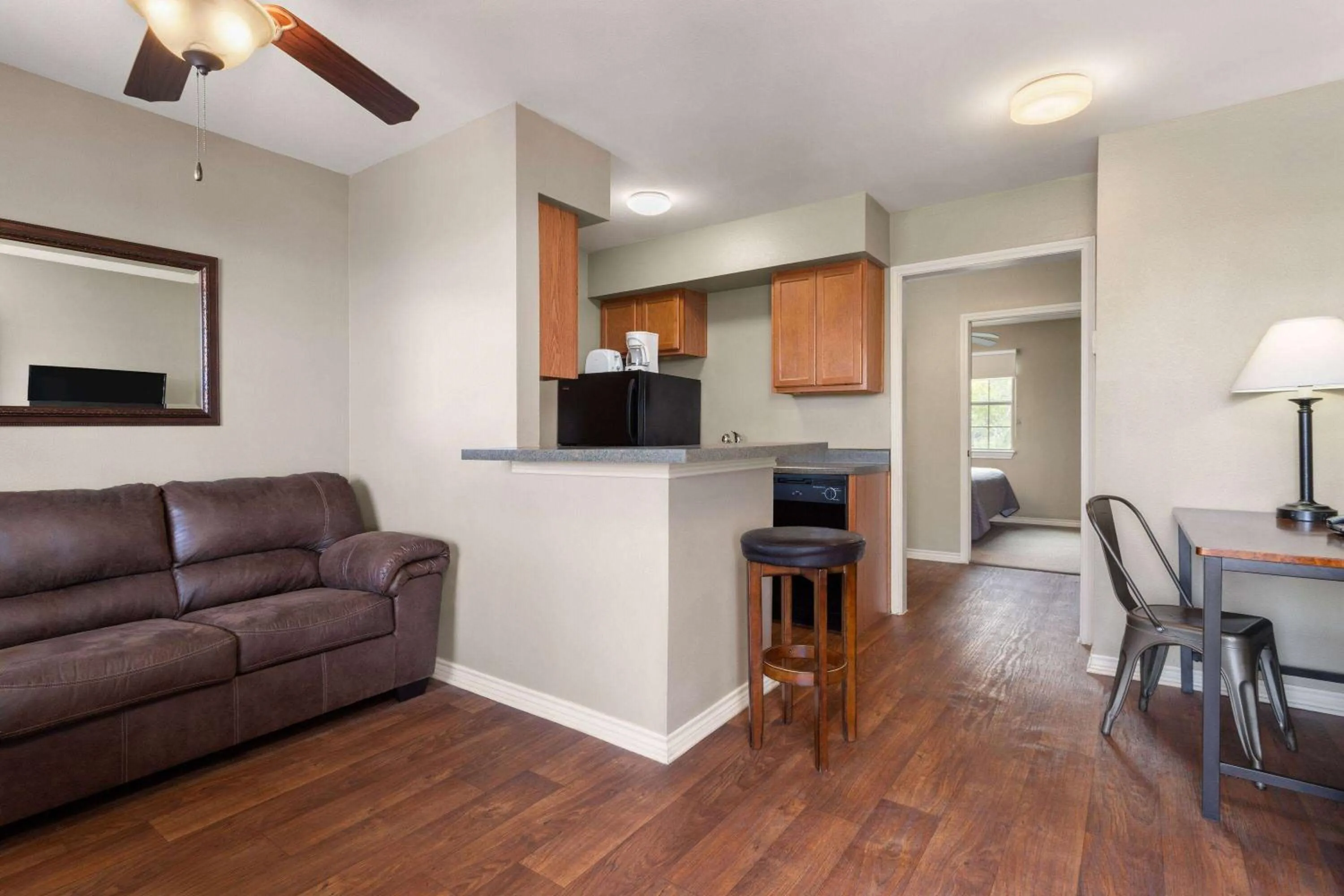 One-Bedroom King Suite - Non-Smoking in Eagle's Den Three Rivers Texas a Travelodge by Wyndham