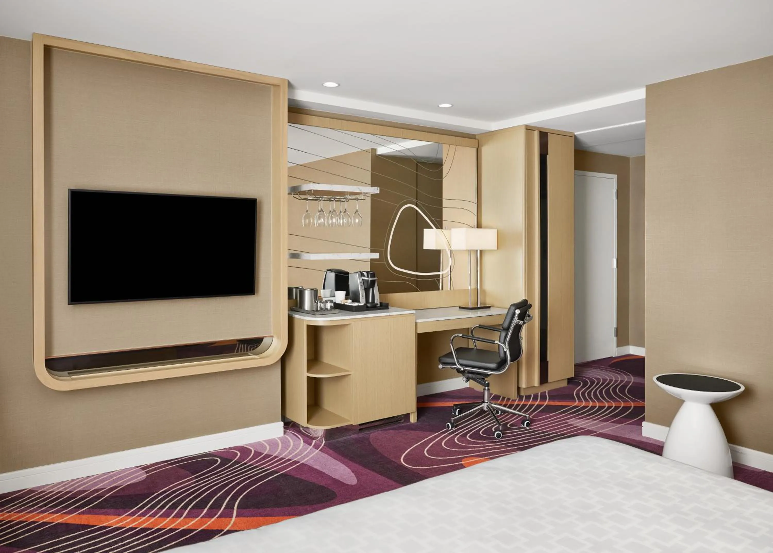 Deluxe One King Bed Pool View in Pasadena Hotel & Pool