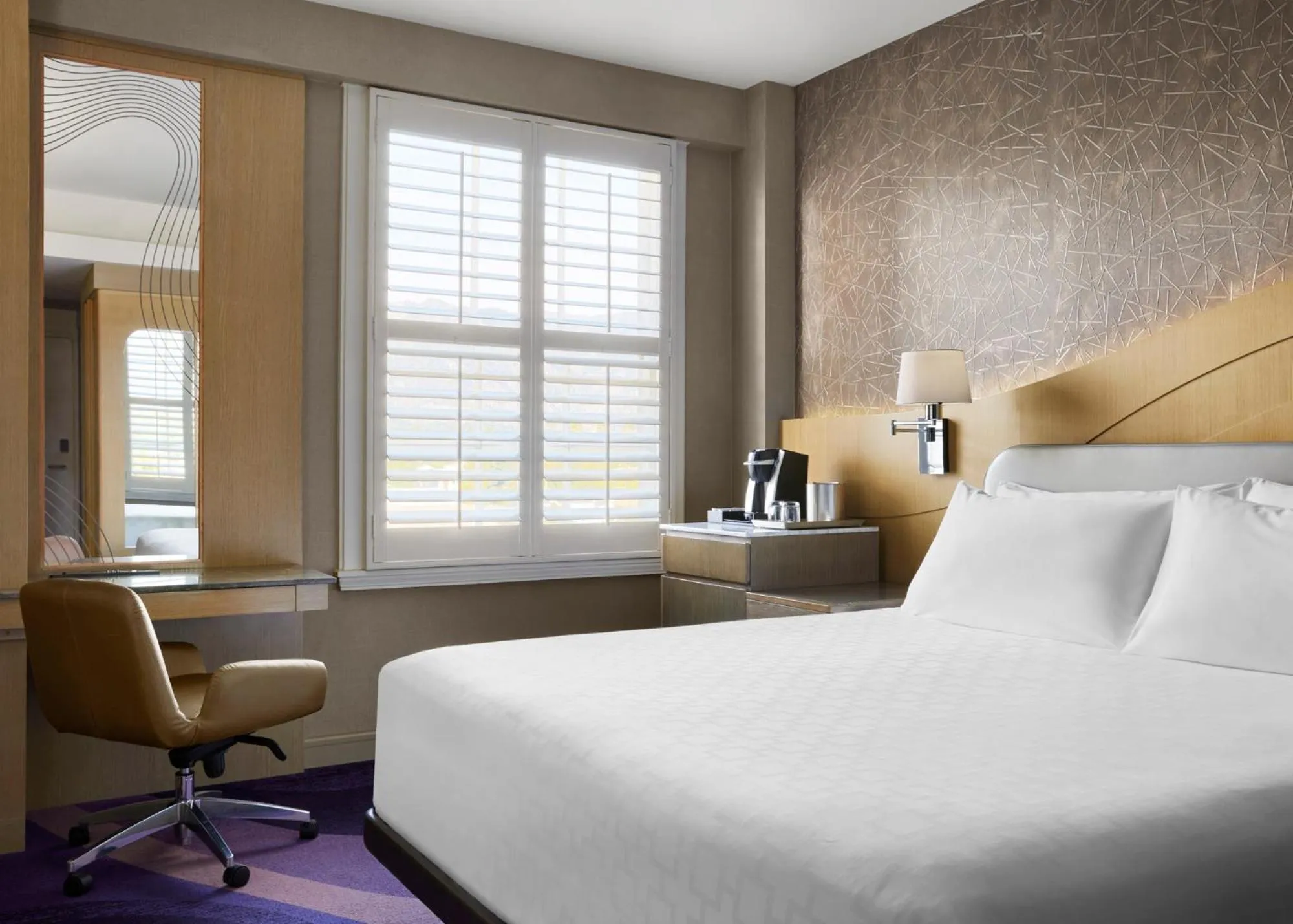 Accessible Classic One King Bed with Roll-In Shower in Pasadena Hotel & Pool