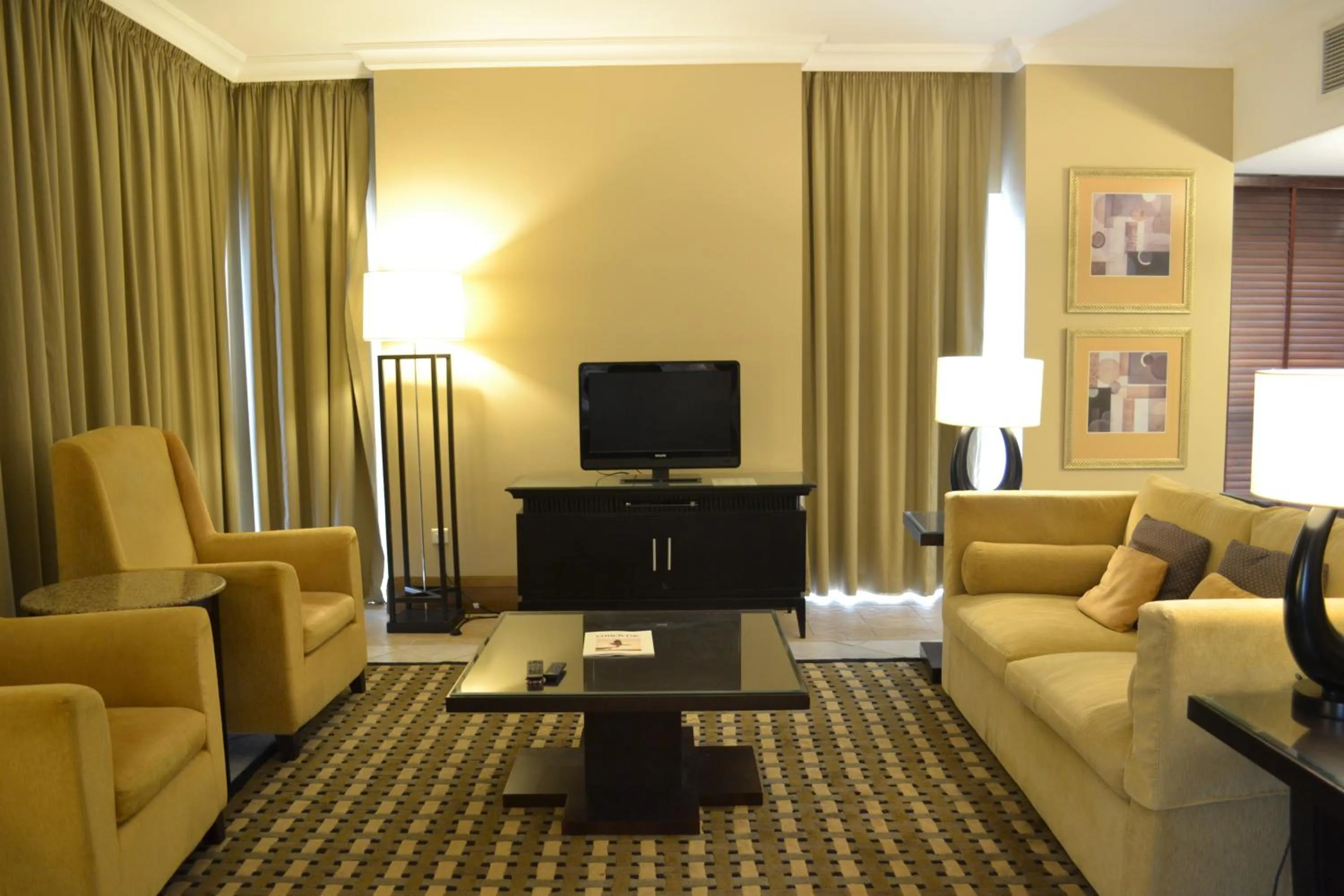 Family Classic One Bedroom Suite Sea View in Sheraton Khalidiya Hotel