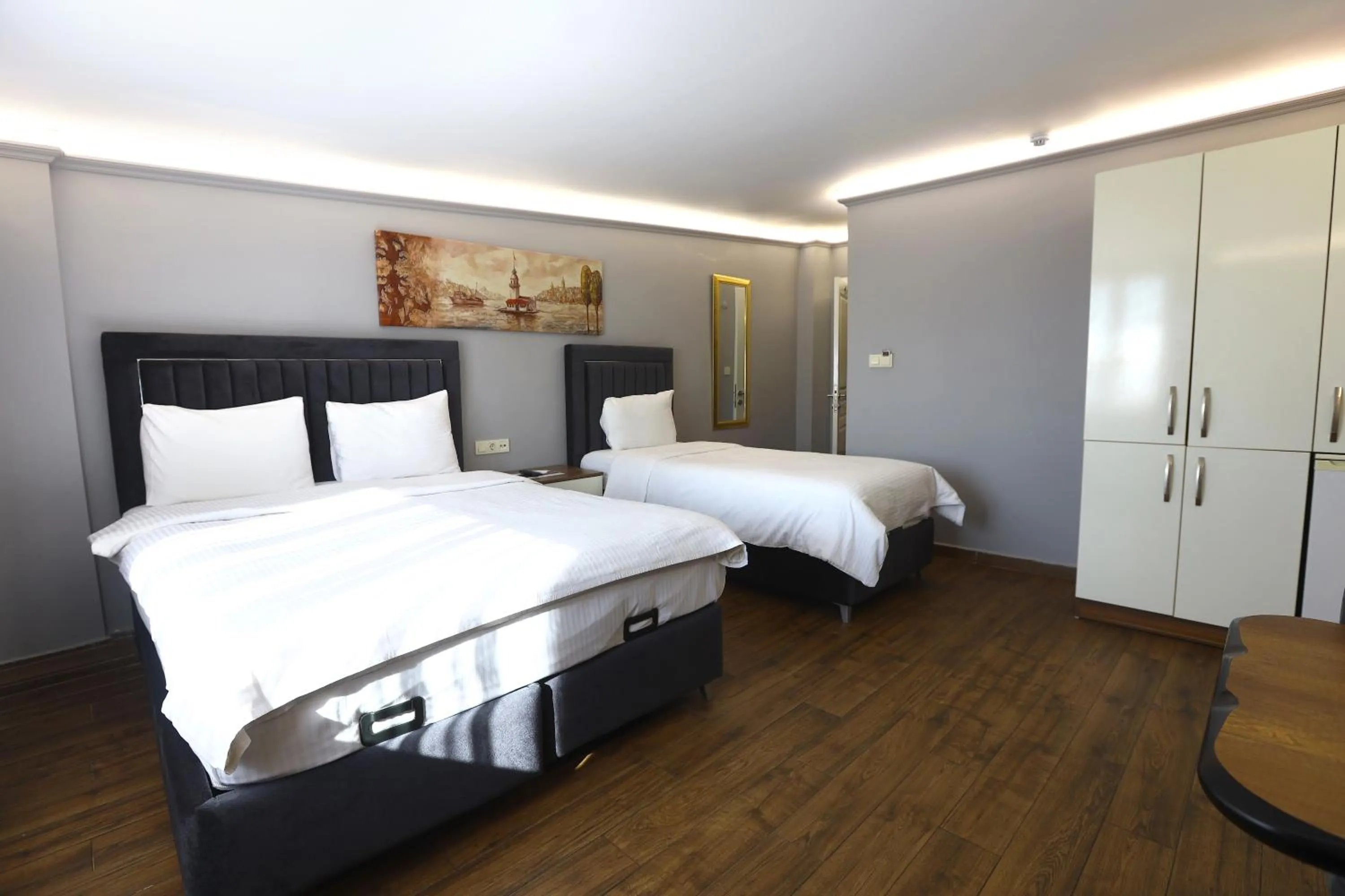 Luxury Triple Room in Zendy Suite Hotel