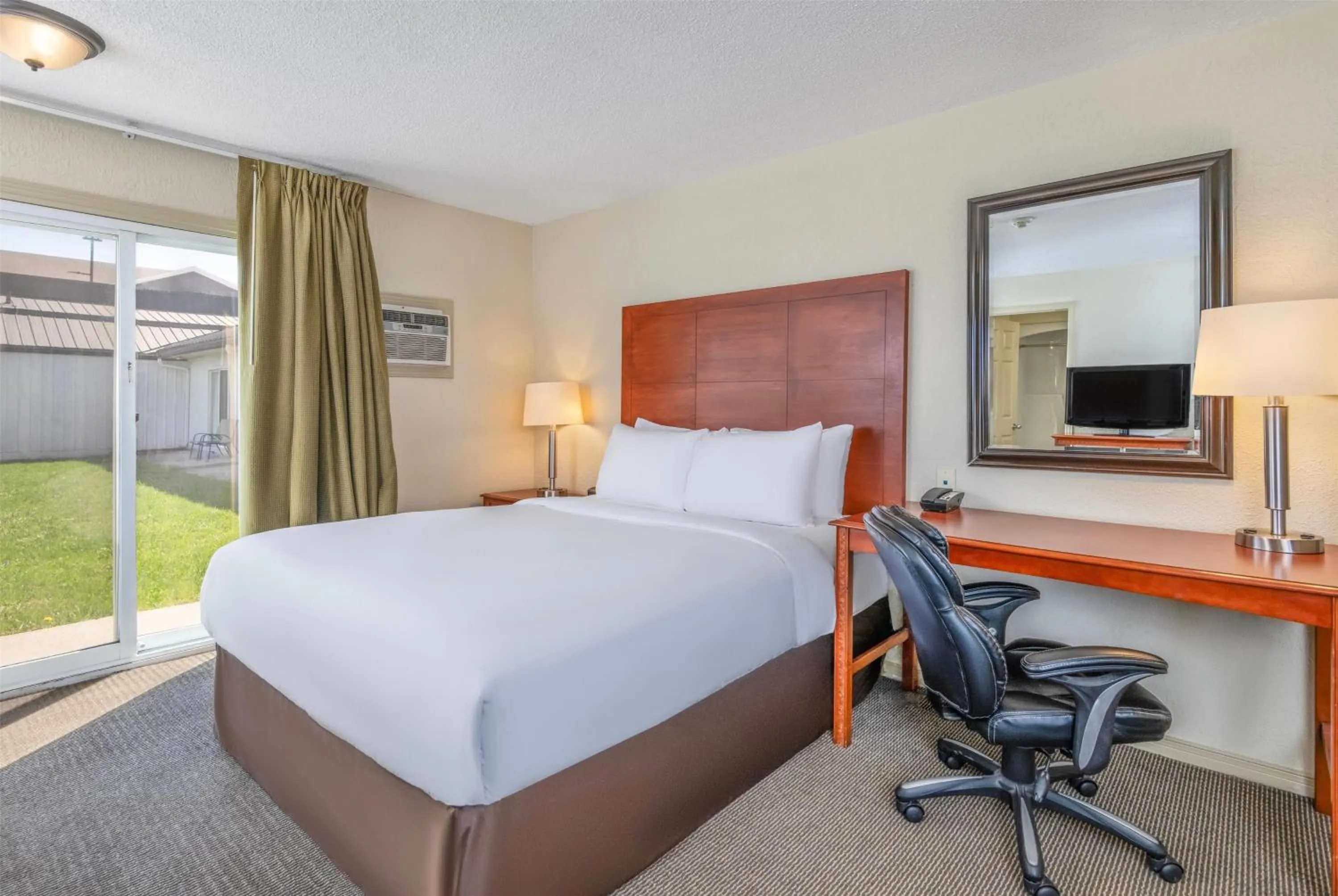Deluxe Queen Room - Non-Smoking in Travelodge by Wyndham Gananoque