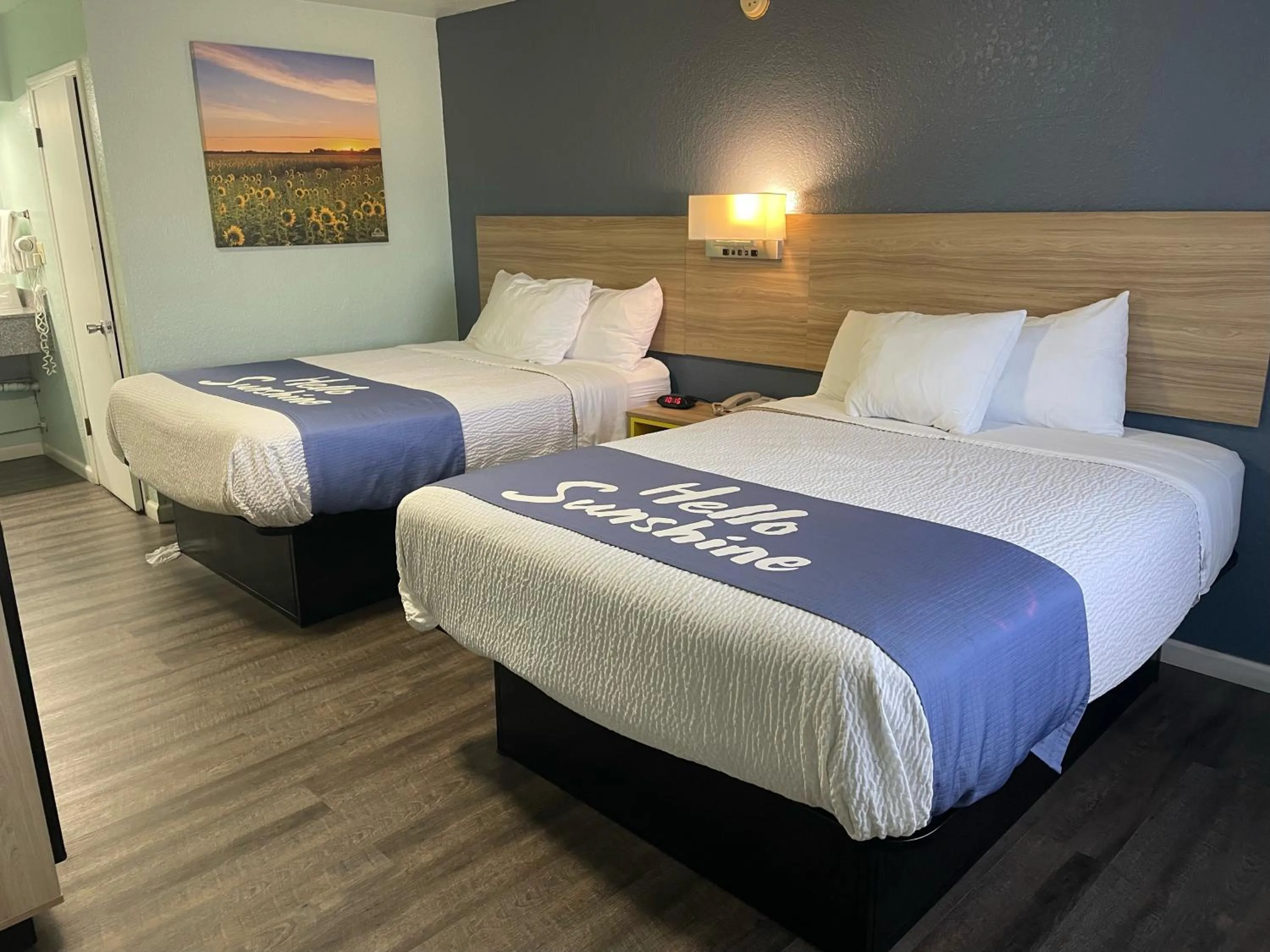 Queen Room with Two Queen Beds - Non-Smoking in Days Inn by Wyndham Pratt