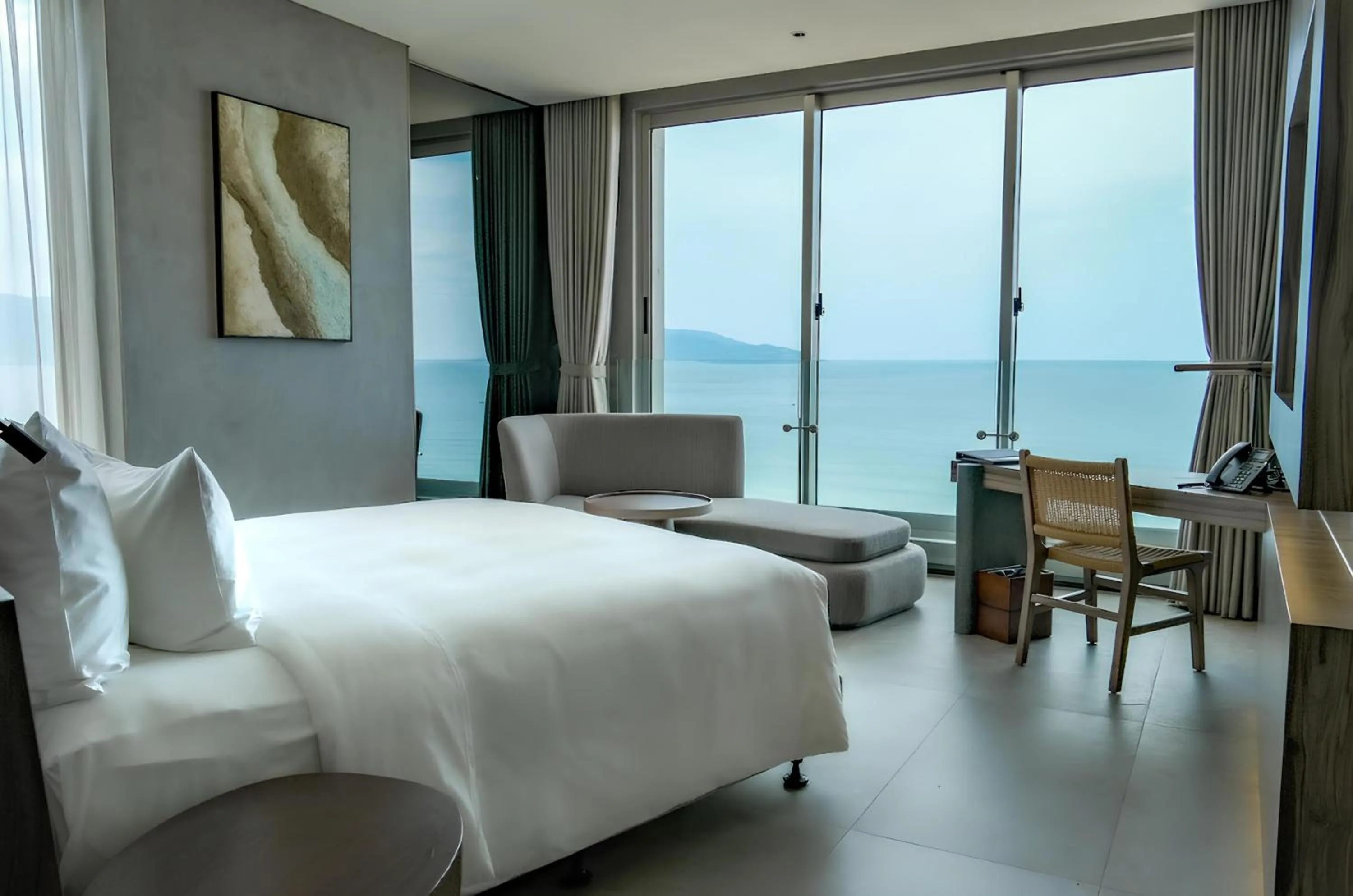 Deluxe Double Room Oceanfront with Bathtub - Daily Afternoon Tea Inclusive in M Hotel Danang