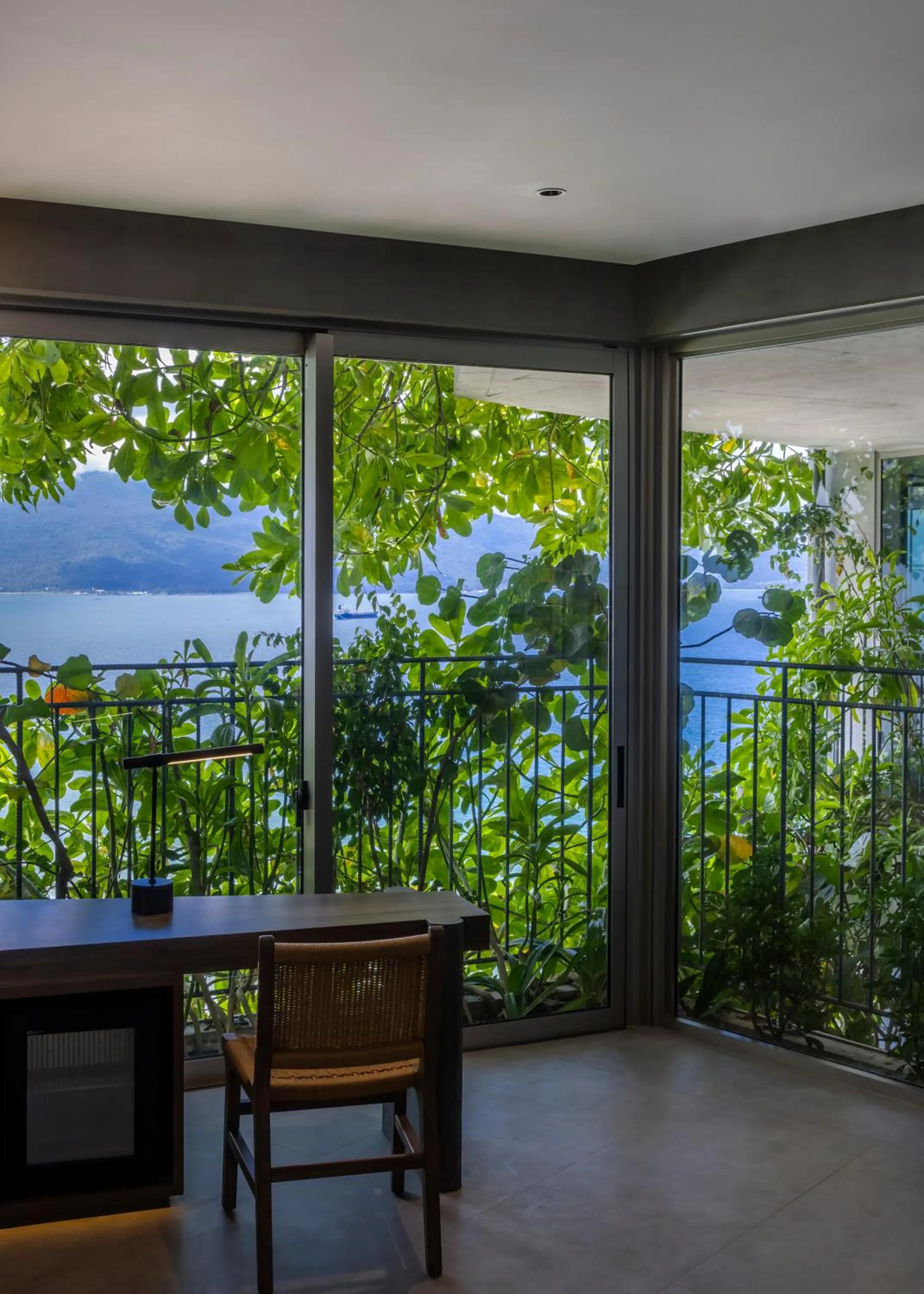 Deluxe Double Room Partial Sea View and Bathtub - Daily Afternoon Tea Inclusive in M Hotel Danang