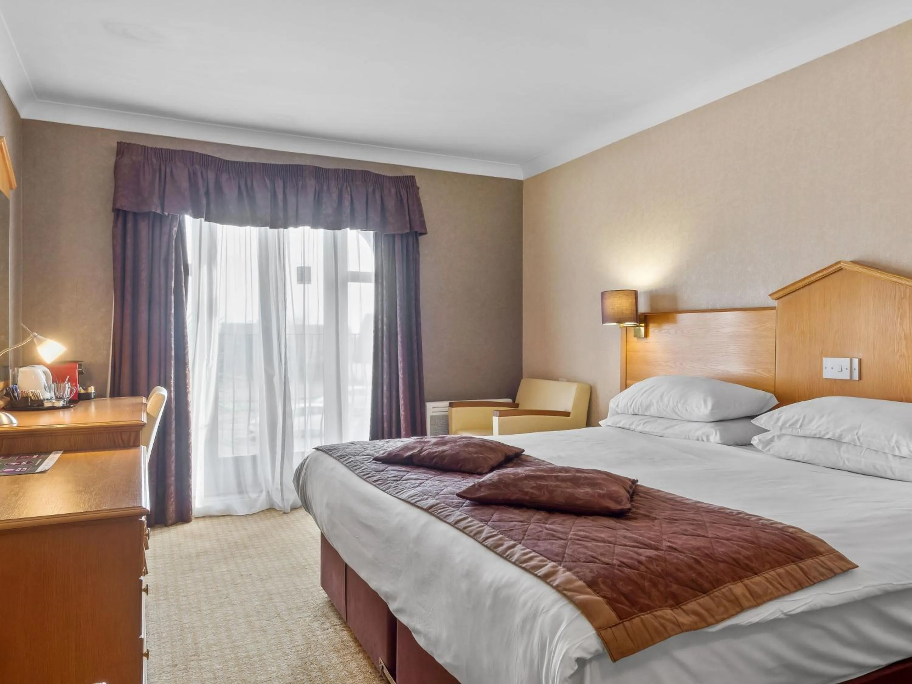 Standard Plus King Room with Juliet Balcony in Widnes Halton Everglades Park Hotel