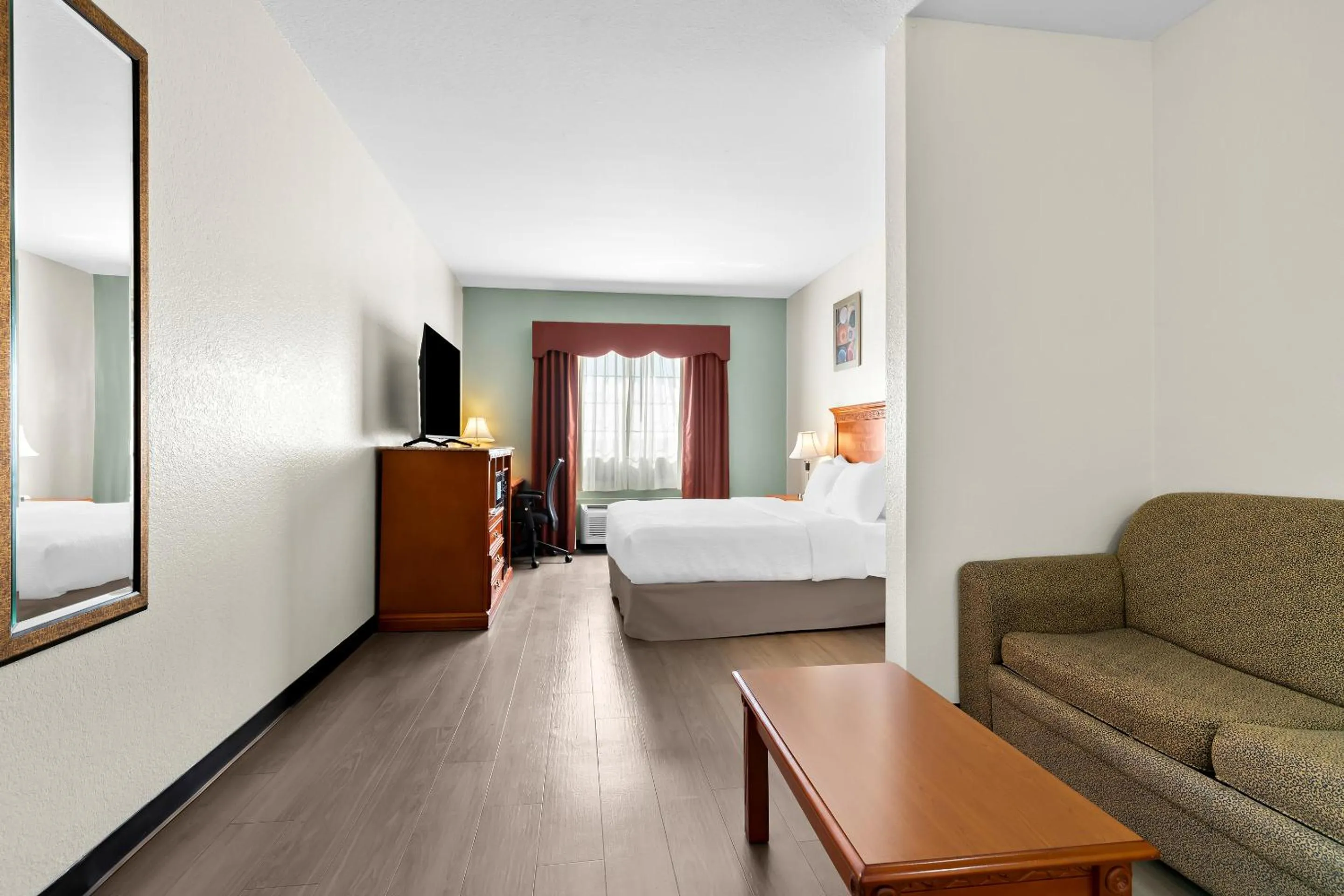 King Suite with Sofa bed - Disability Access/Non Smoking in Quality Inn & Suites McAlester on Hwy 69