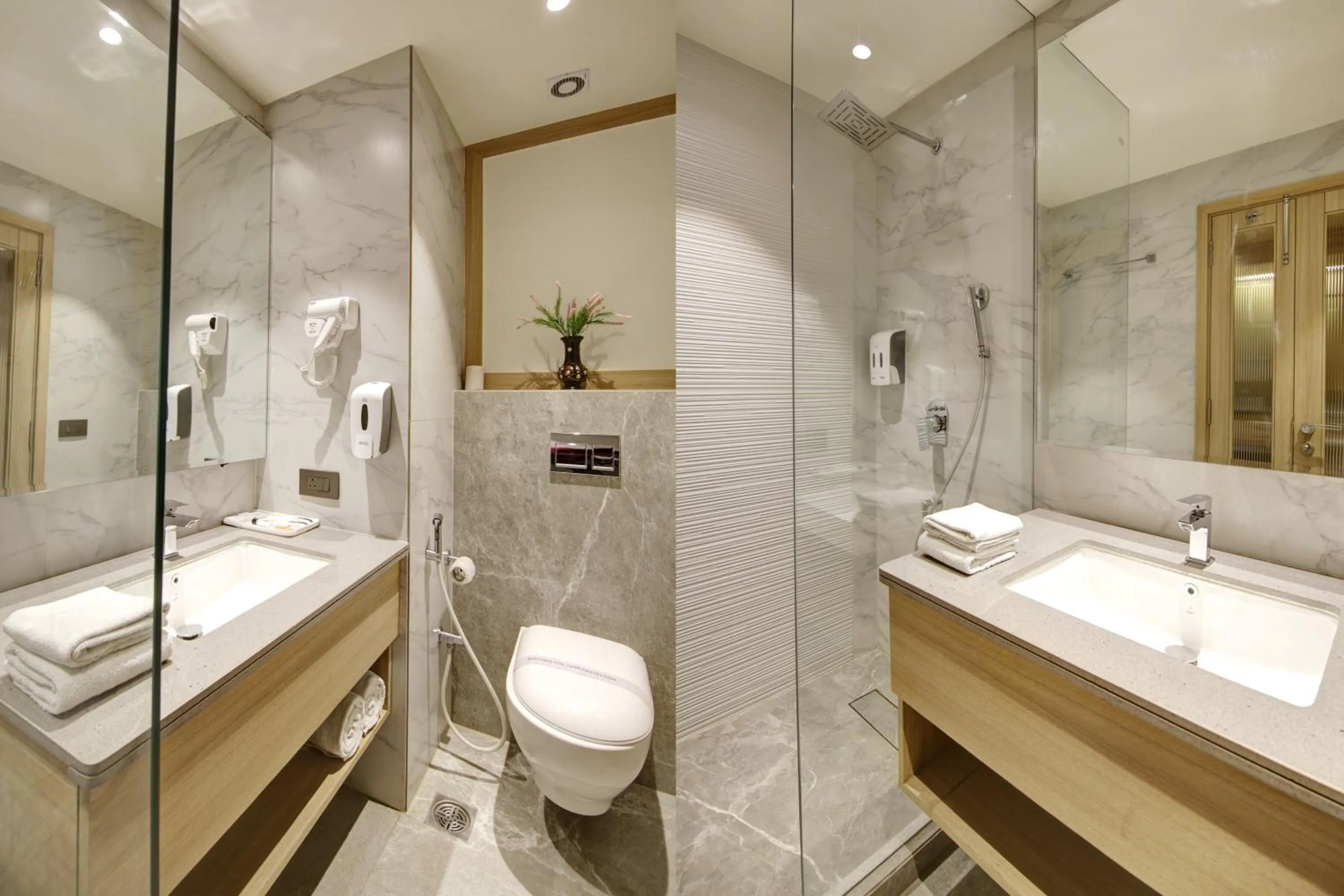 Deluxe Twin Room in East Park Inn