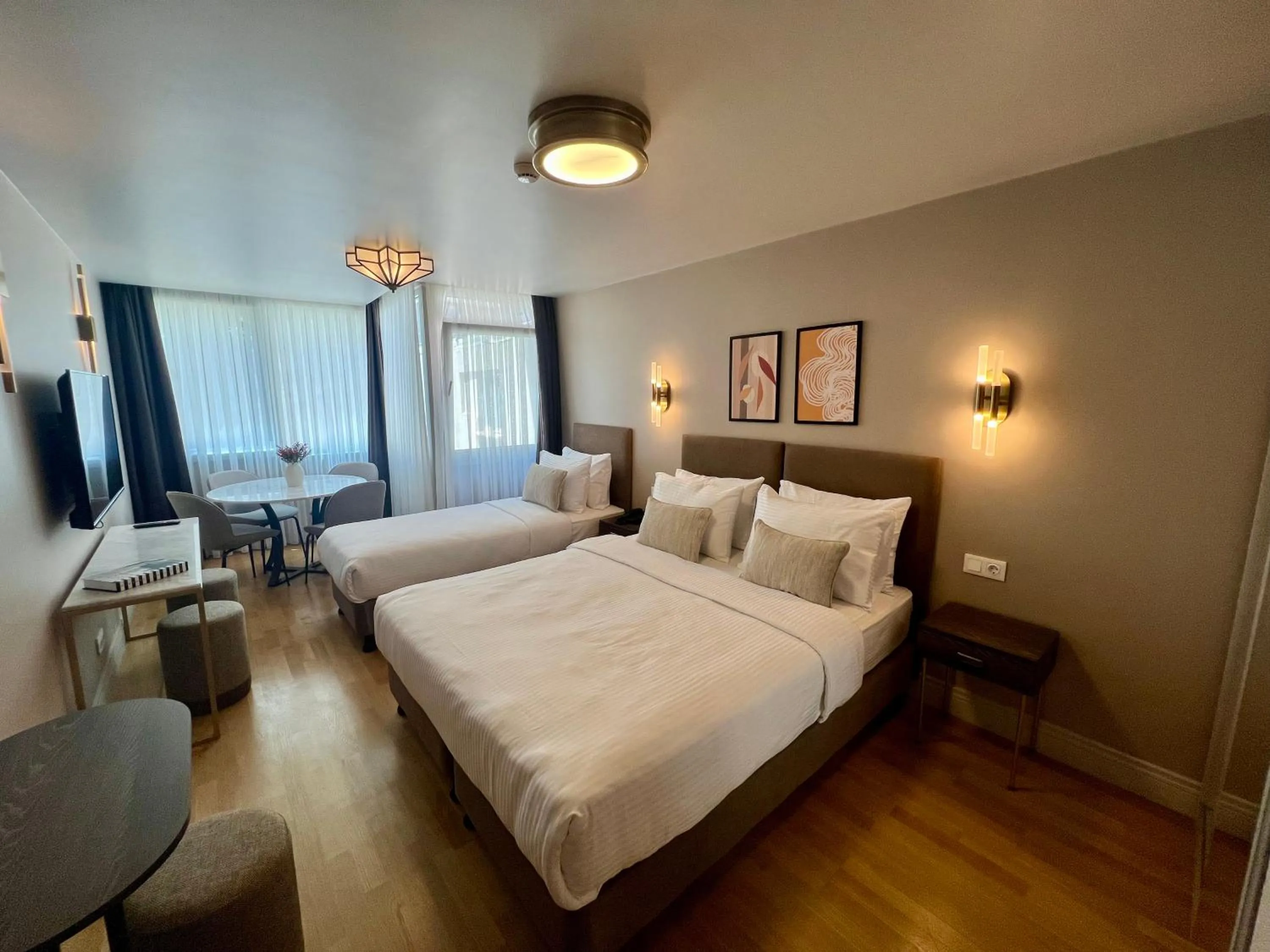 Superior Triple Room in Weingart Suites Hotel