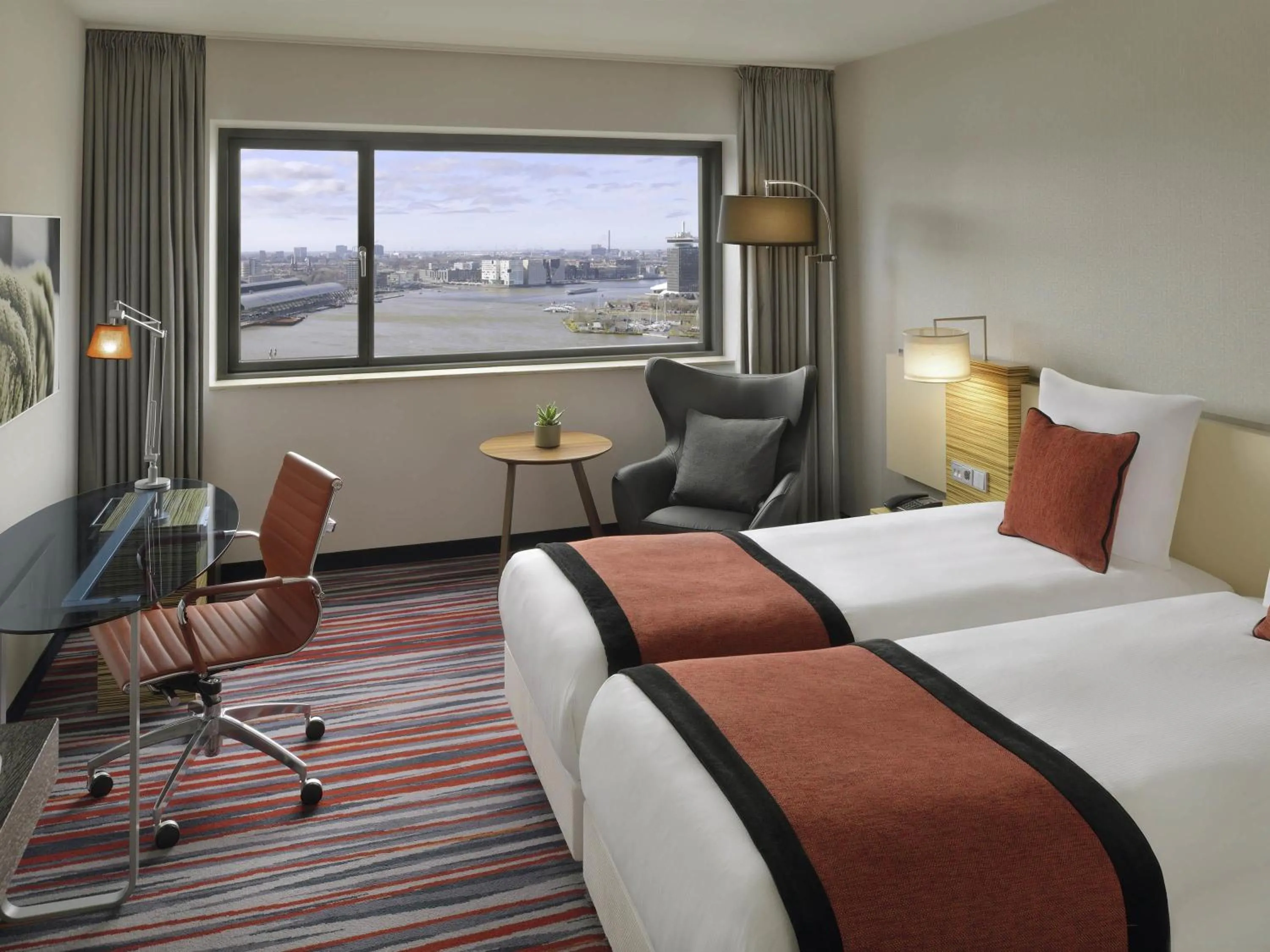 Classic Twin Room in Mövenpick Hotel Amsterdam City Centre