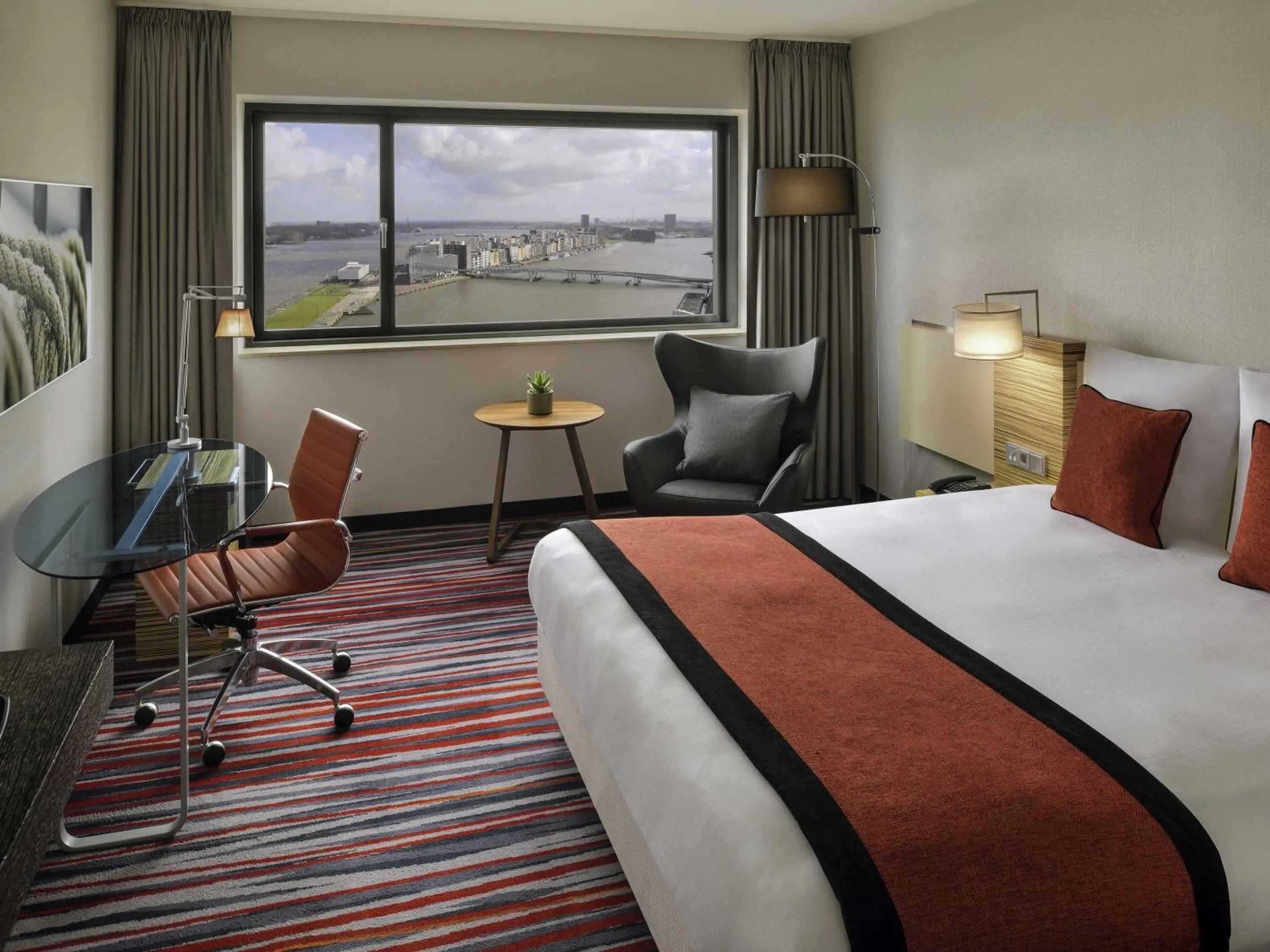 Classic King Room with View in Mövenpick Hotel Amsterdam City Centre