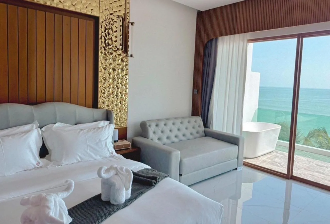 Deluxe Ocean View in Hotel Villa AoKhanom Beachfront