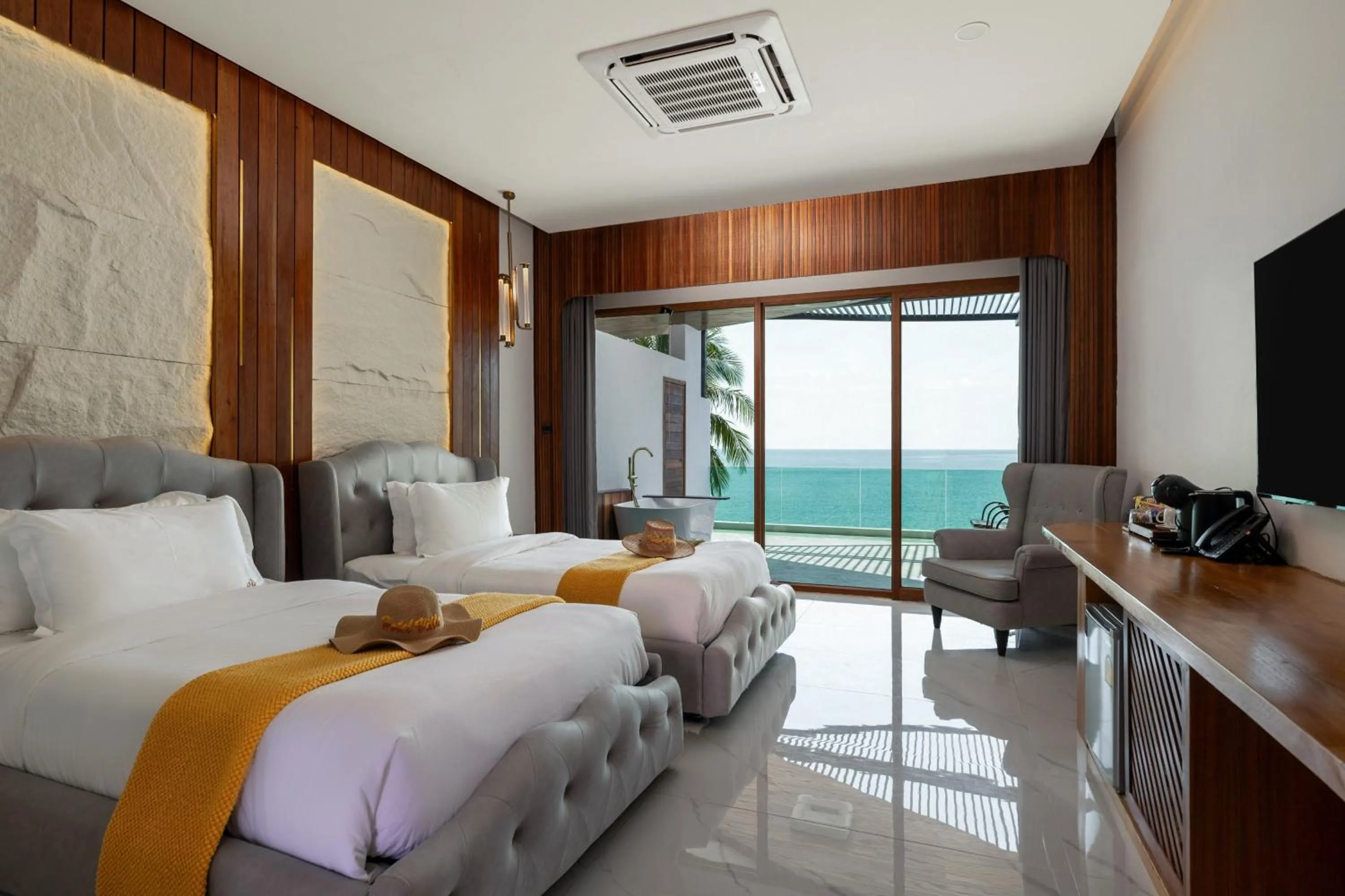 Deluxe Twin Room with Sea View in Hotel Villa AoKhanom Beachfront