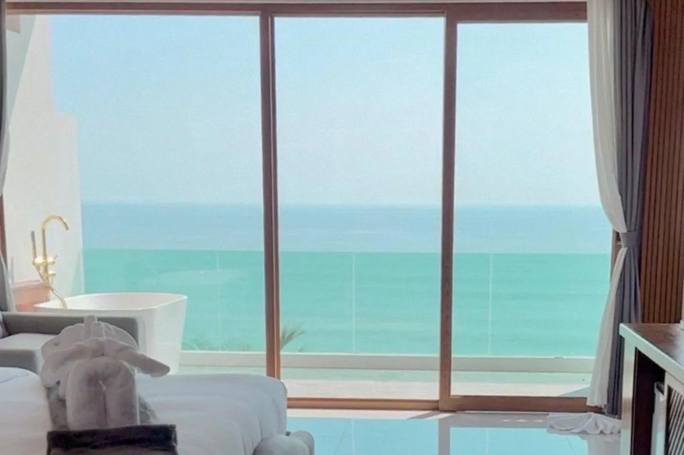 Deluxe Ocean View in Hotel Villa AoKhanom Beachfront