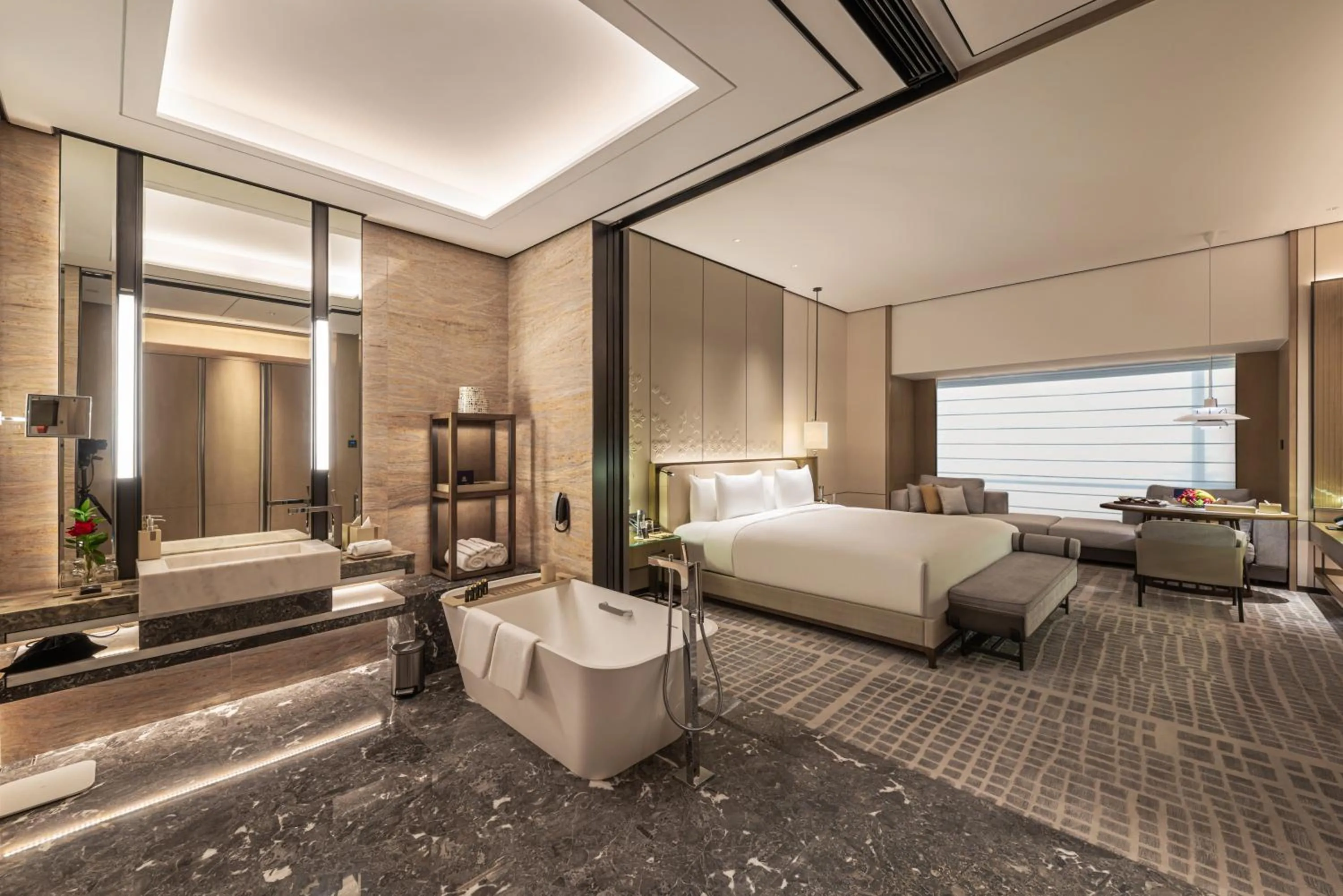 Deluxe King Room in Narcissus The Royal Hotel