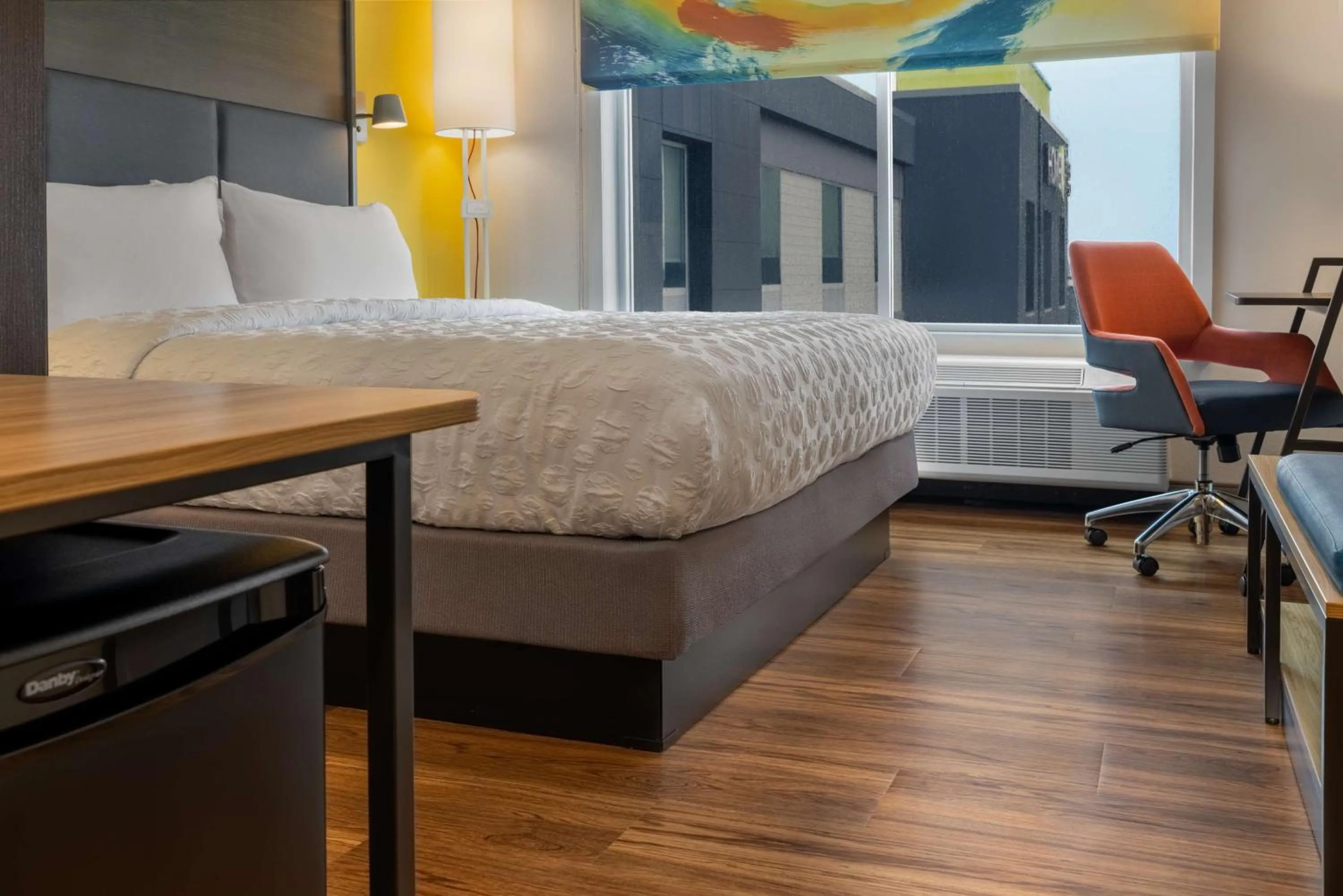 King Room with Walk-In Shower in Tru By Hilton Ankeny