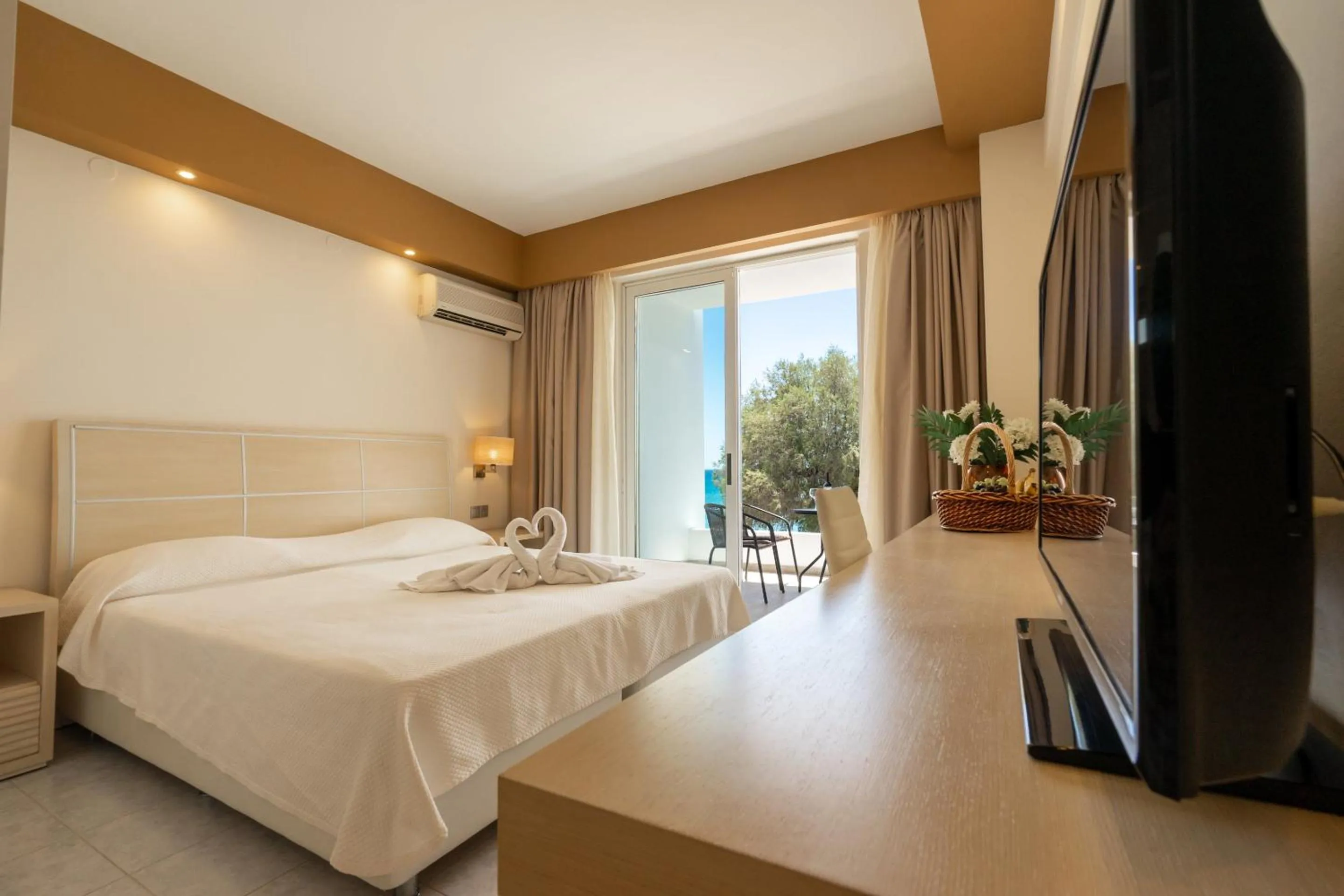 Family Room in Kamari Beach