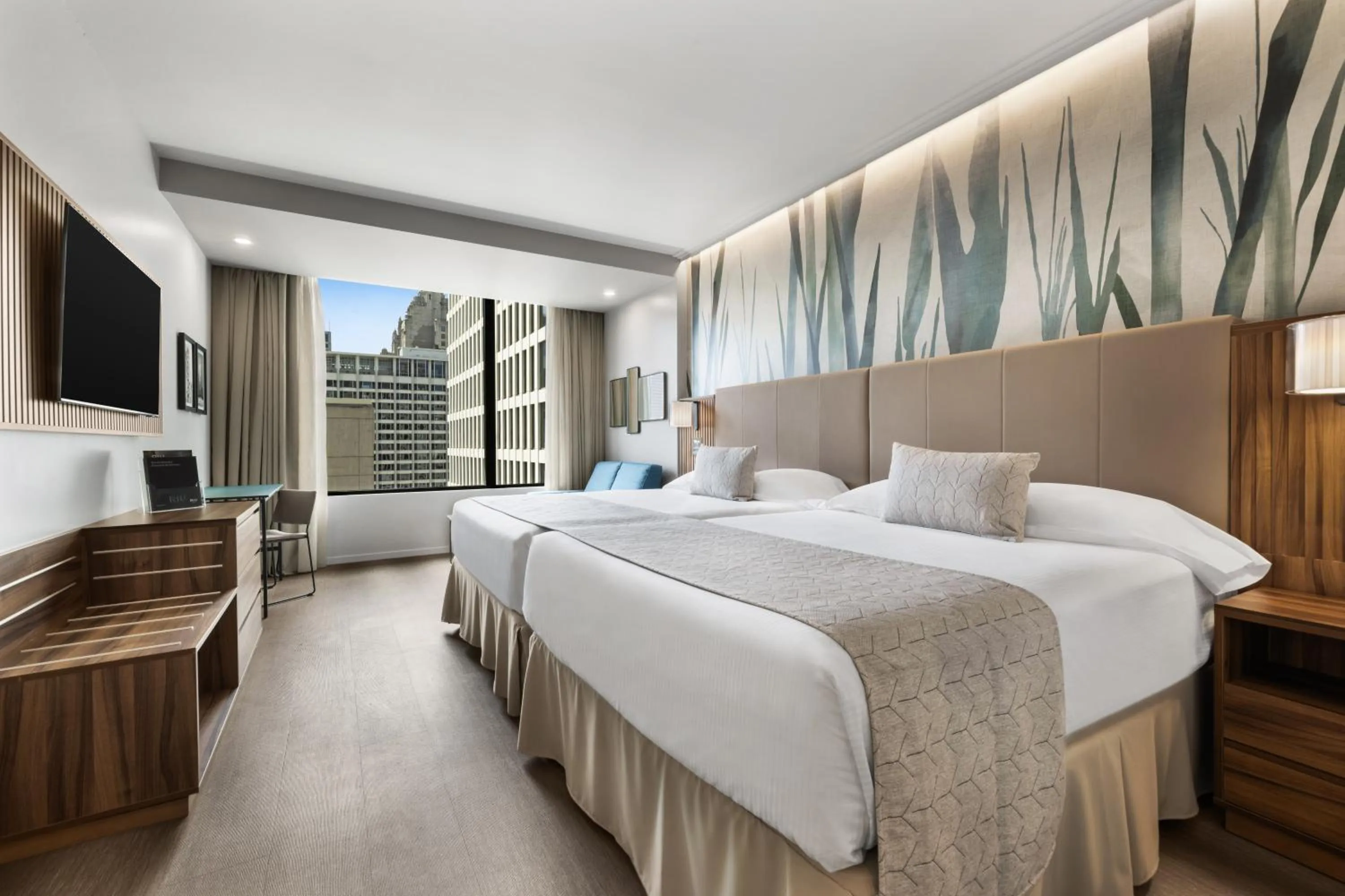 Deluxe Family Two Queen Beds in Riu Plaza Chicago