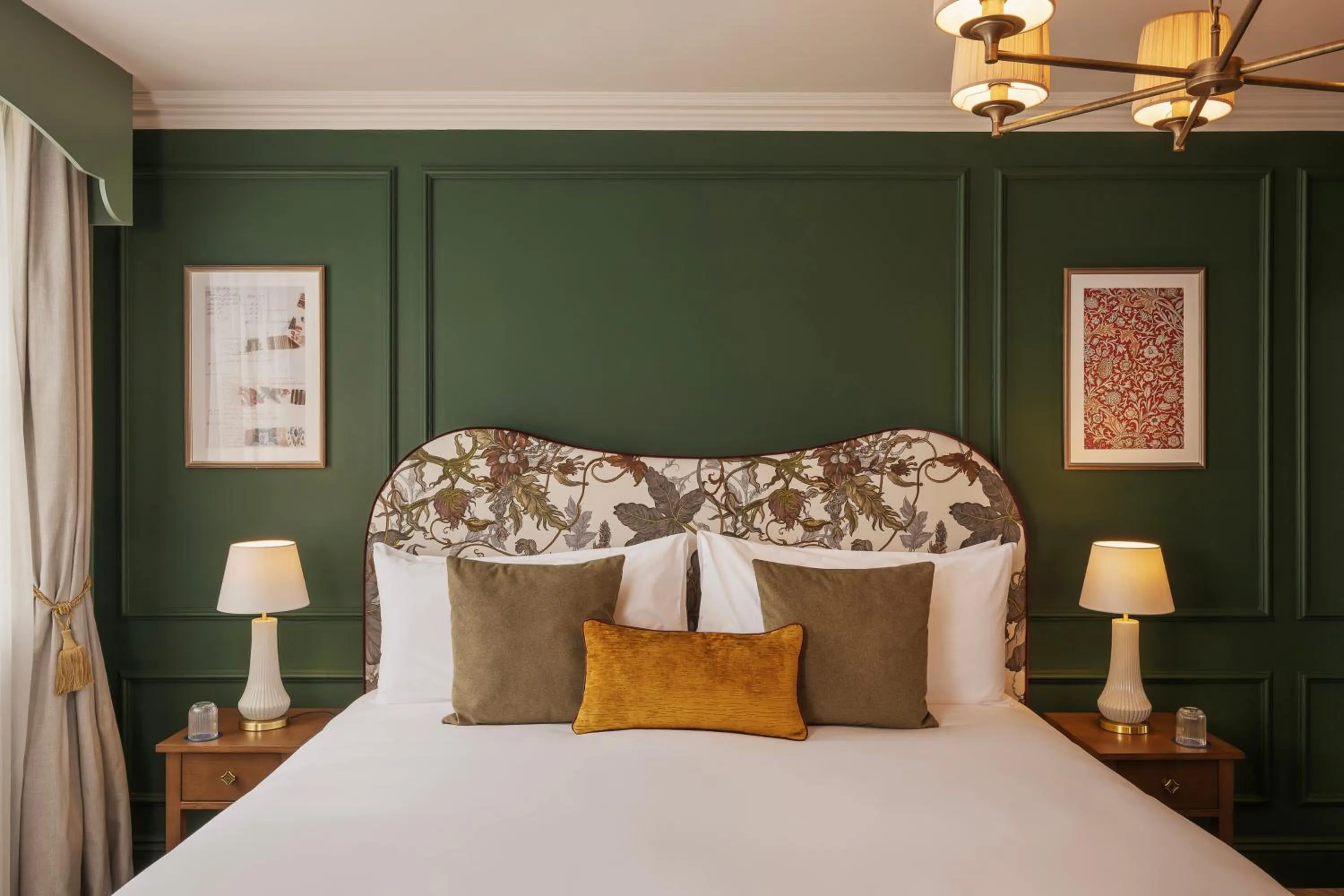 Deluxe Family Room in Francis Hotel Bath