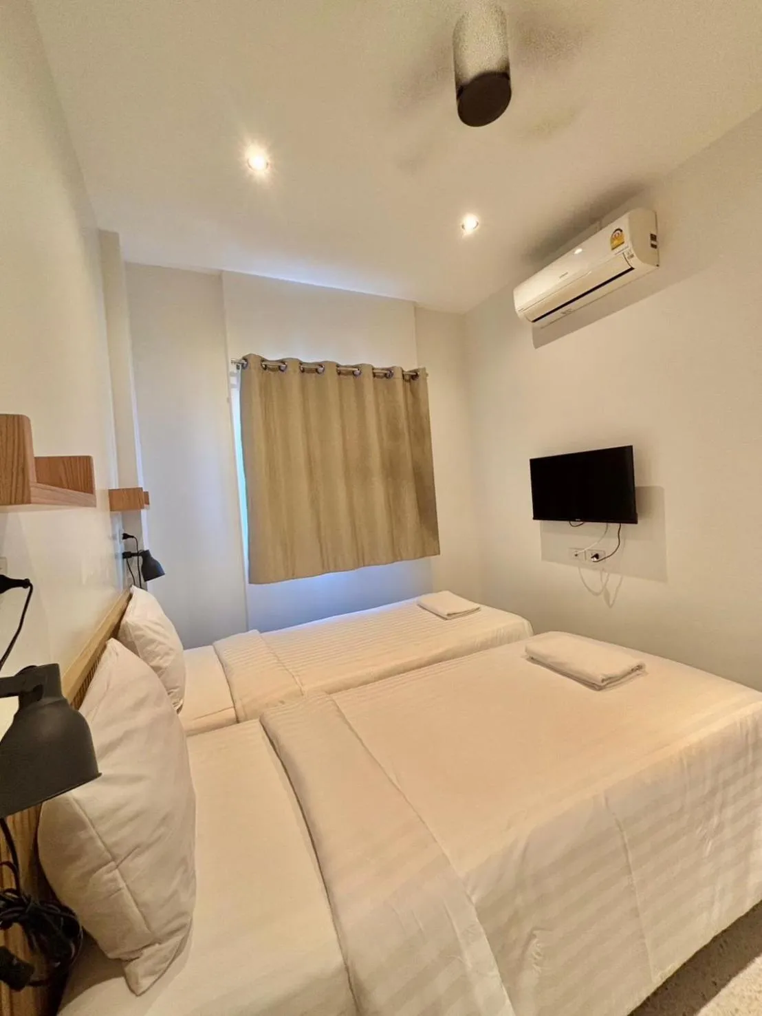 Standard Twin Room in Calamint Residence Hotel ( คาลามิ้นท์)
