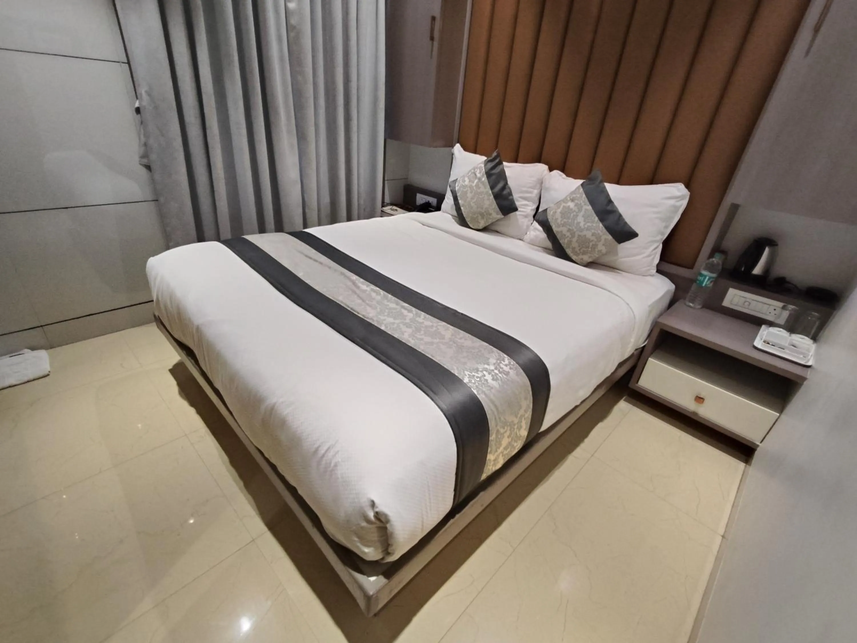 Deluxe Single Room in Hotel Pearl Residency Thane